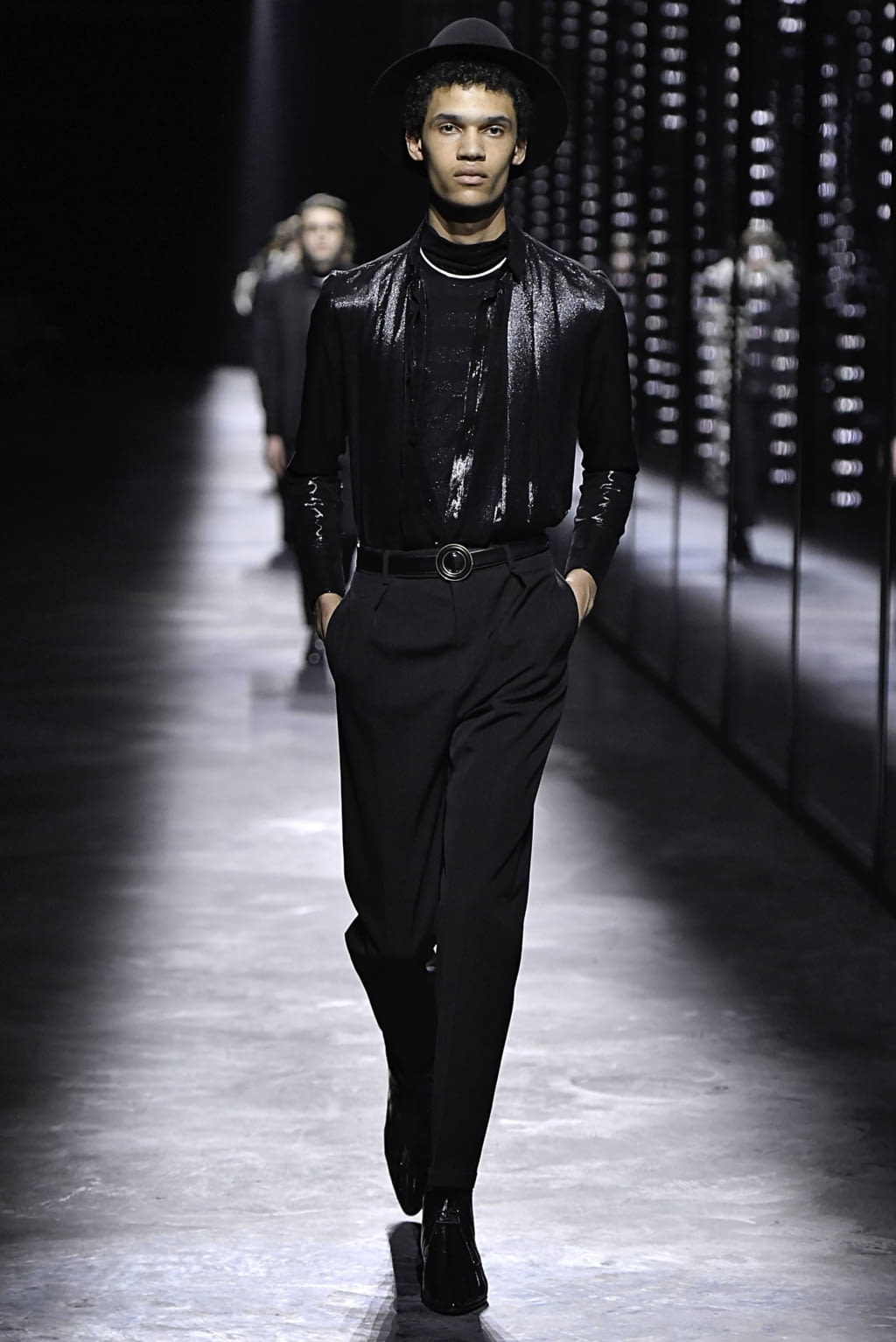 Fashion Week Paris Fall/Winter 2019 look 47 from the Saint Laurent collection 女装