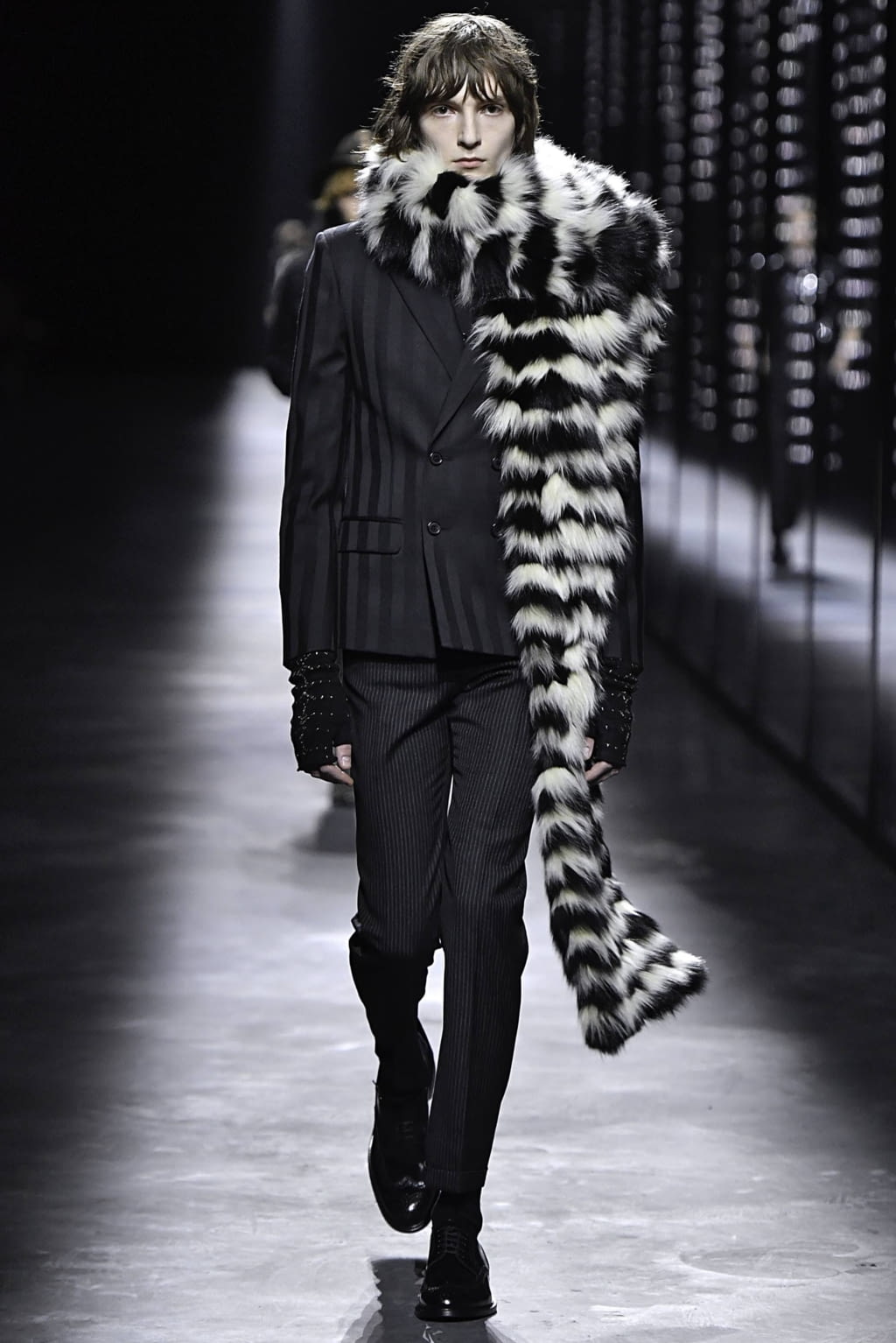 Fashion Week Paris Fall/Winter 2019 look 49 from the Saint Laurent collection 女装