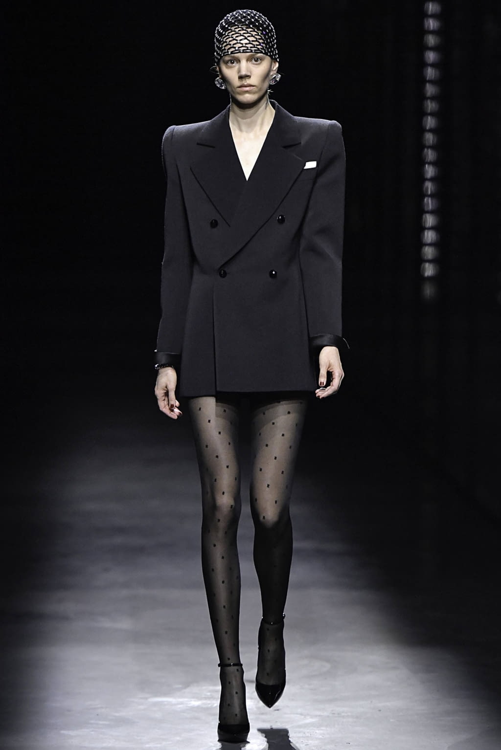 Fashion Week Paris Fall/Winter 2019 look 69 from the Saint Laurent collection 女装