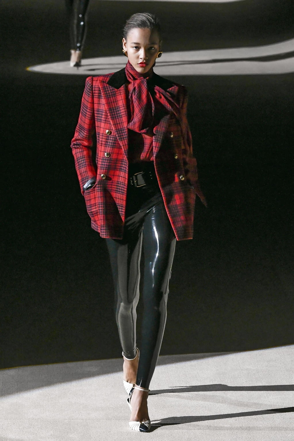 Fashion Week Paris Fall/Winter 2020 look 1 from the Saint Laurent collection 女装