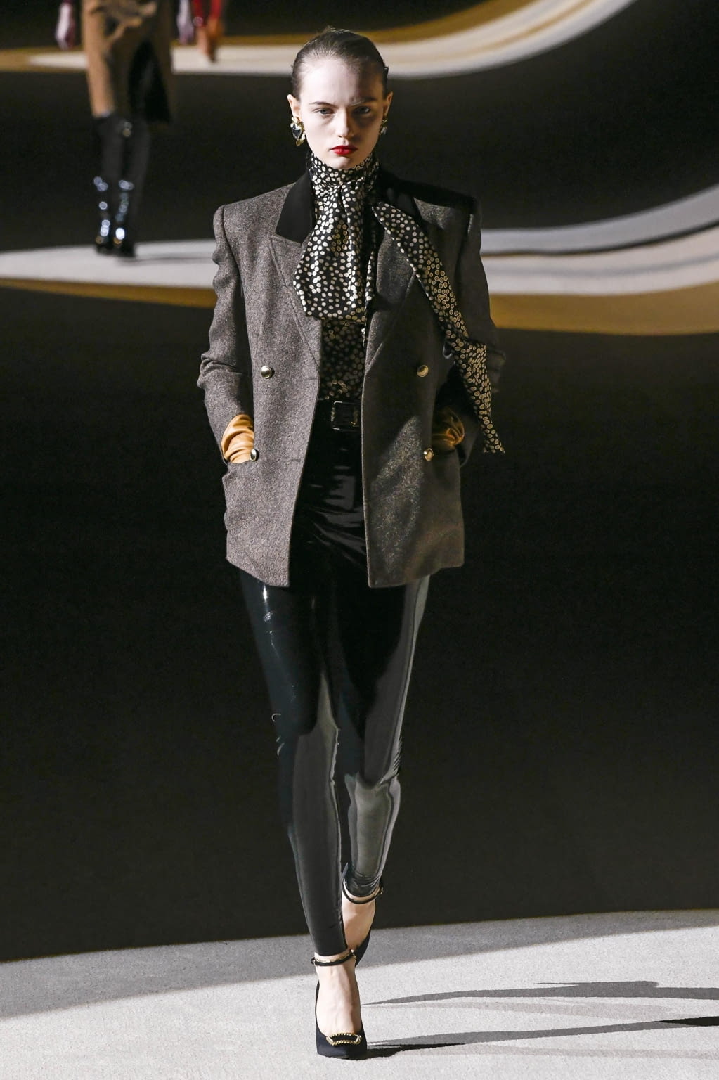 Fashion Week Paris Fall/Winter 2020 look 10 from the Saint Laurent collection womenswear