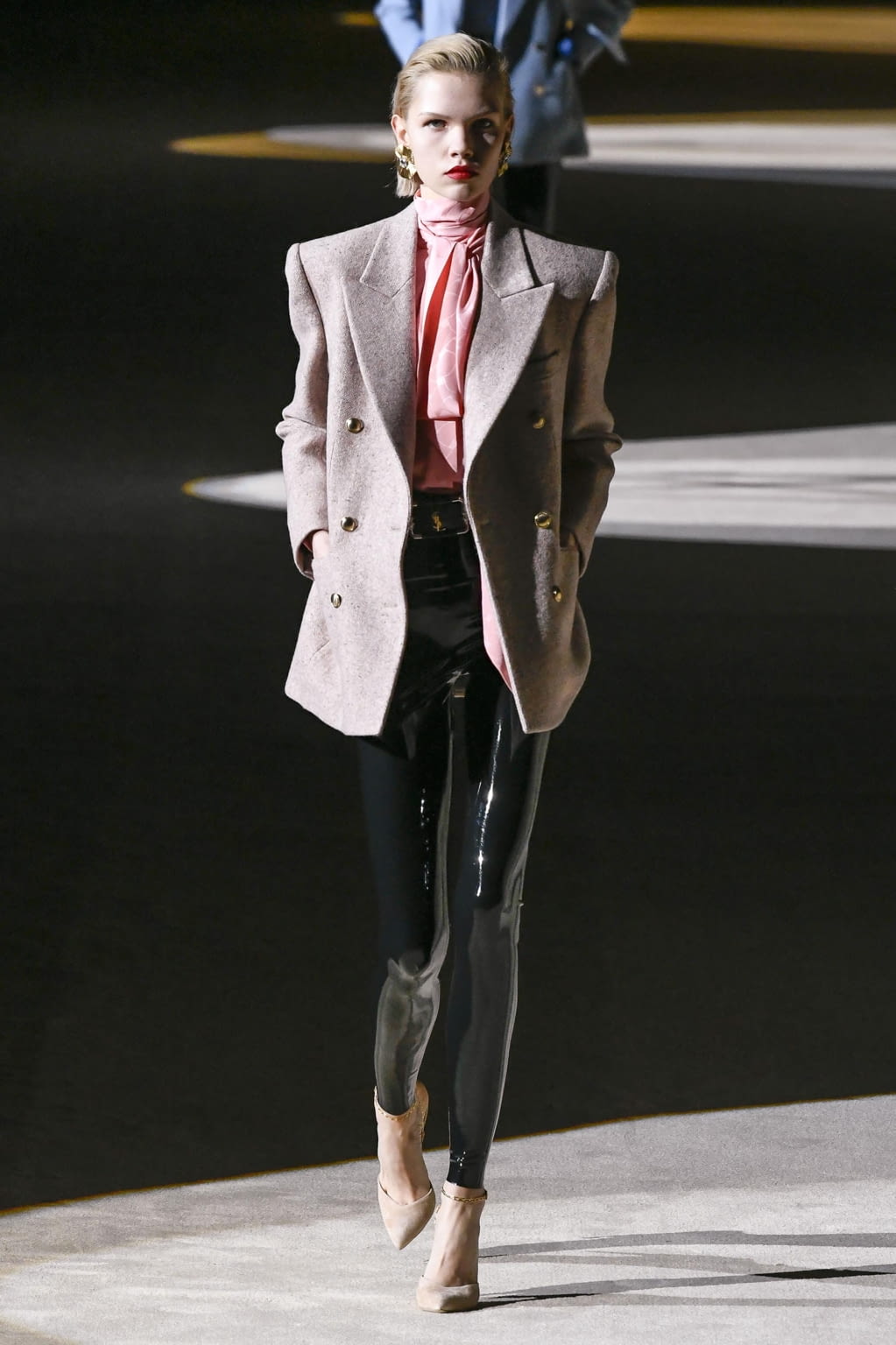 Fashion Week Paris Fall/Winter 2020 look 14 from the Saint Laurent collection 女装