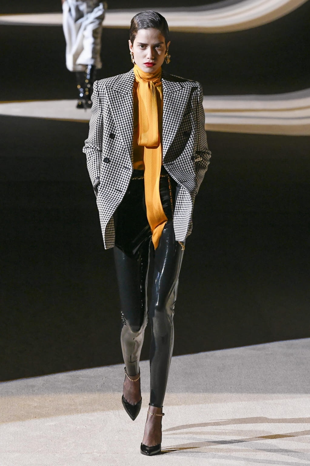 Fashion Week Paris Fall/Winter 2020 look 25 from the Saint Laurent collection 女装