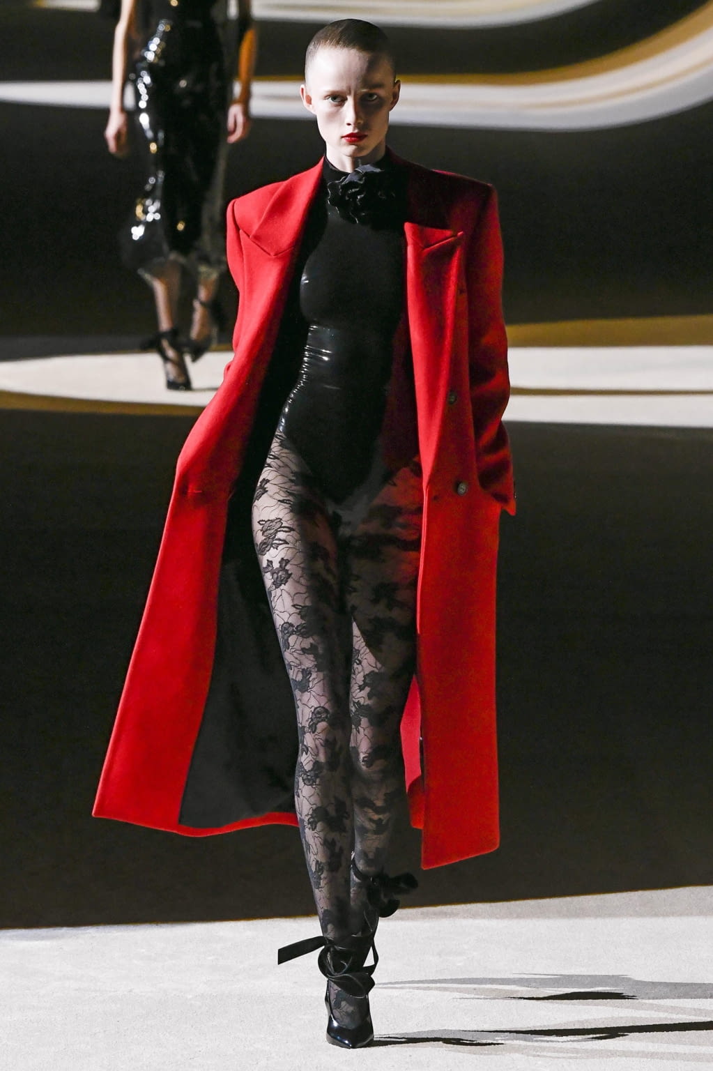 Fashion Week Paris Fall/Winter 2020 look 39 from the Saint Laurent collection 女装