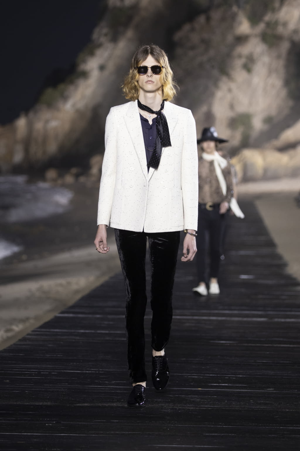 Fashion Week Paris Spring/Summer 2020 look 20 from the Saint Laurent collection 男装