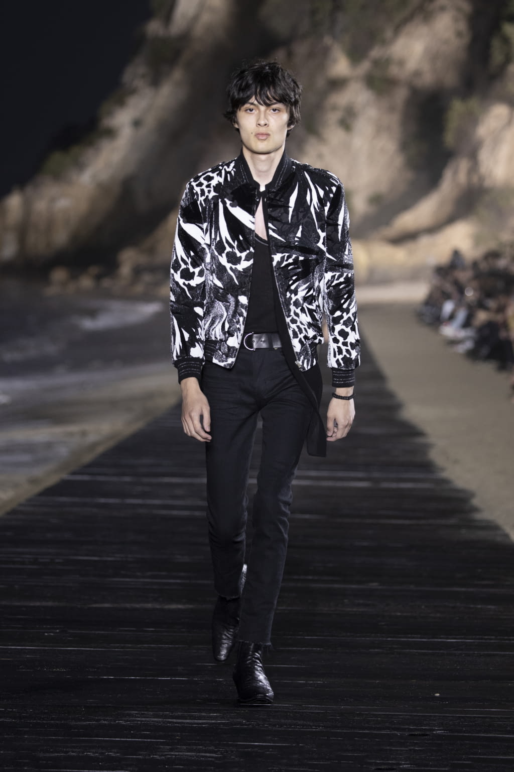 Fashion Week Paris Spring/Summer 2020 look 24 from the Saint Laurent collection 男装