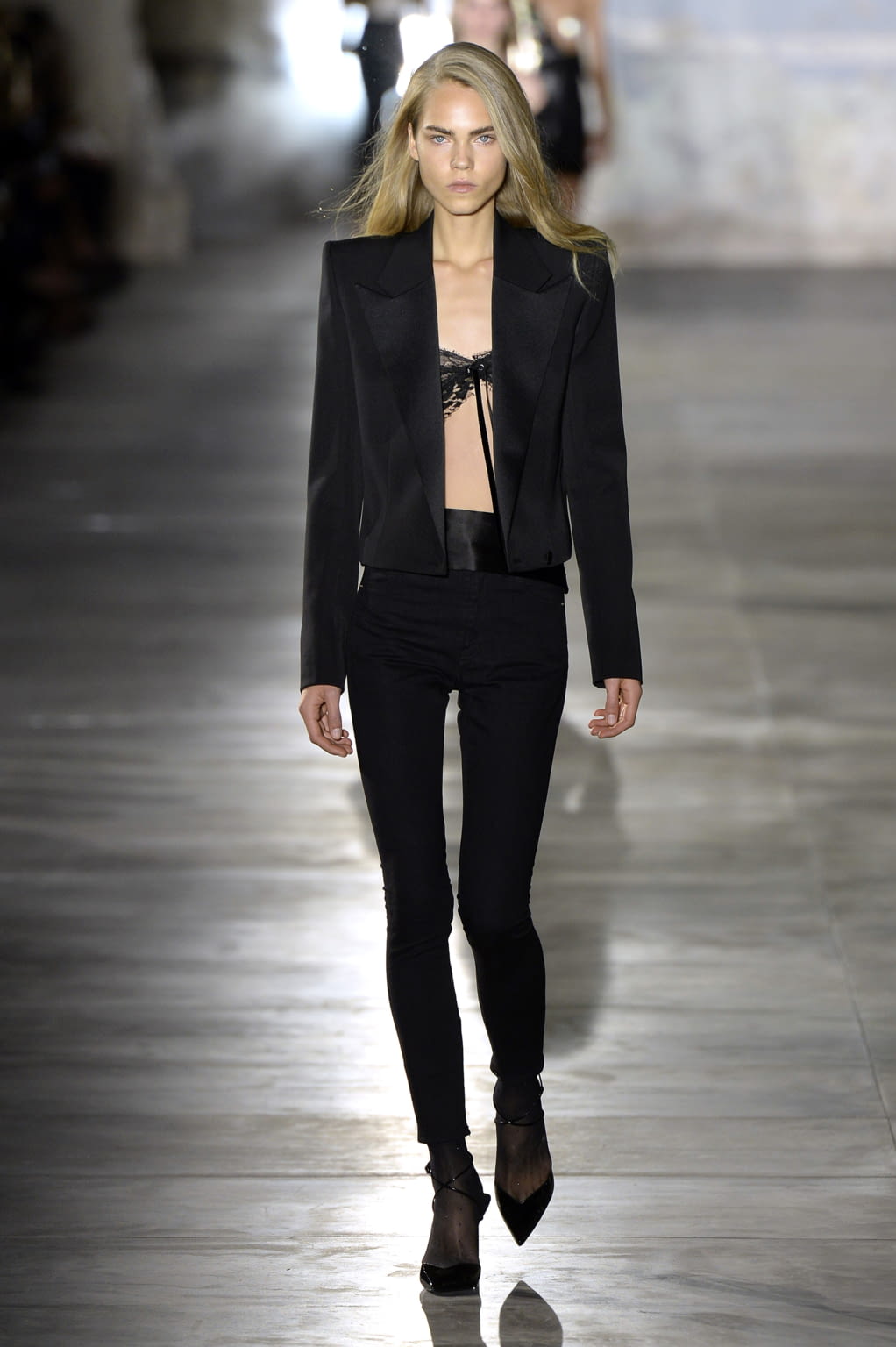 Fashion Week Paris Spring/Summer 2017 look 23 from the Saint Laurent collection 女装
