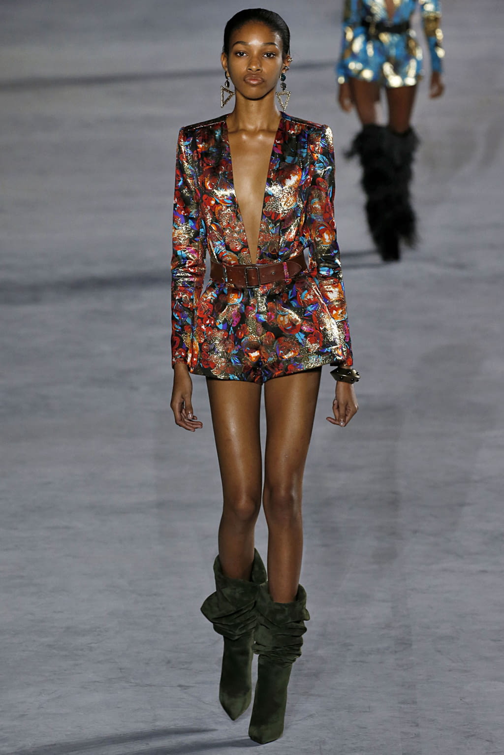 Fashion Week Paris Spring/Summer 2018 look 13 from the Saint Laurent collection 女装