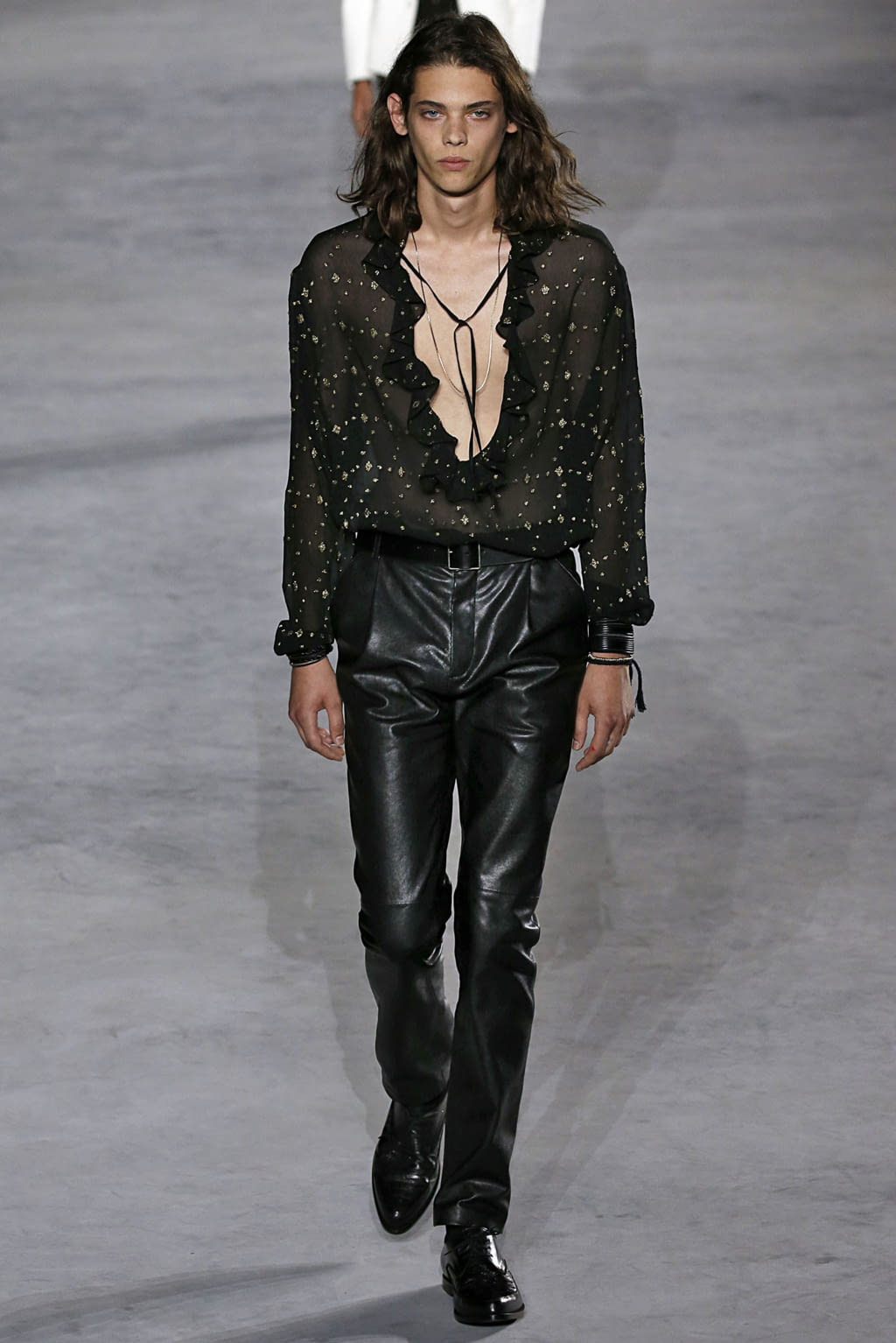 Fashion Week Paris Spring/Summer 2018 look 18 from the Saint Laurent collection 女装