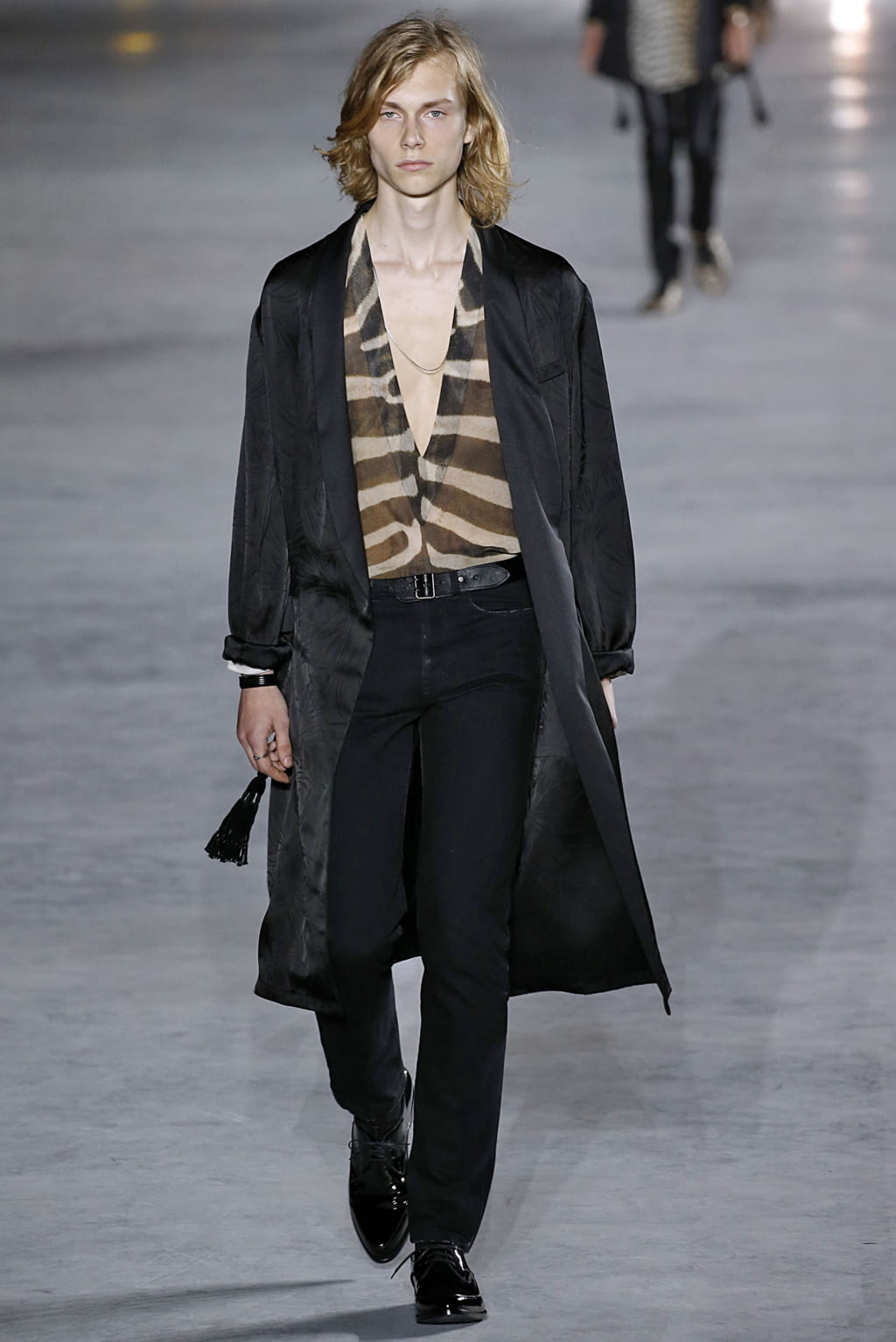 Fashion Week Paris Spring/Summer 2018 look 31 from the Saint Laurent collection womenswear