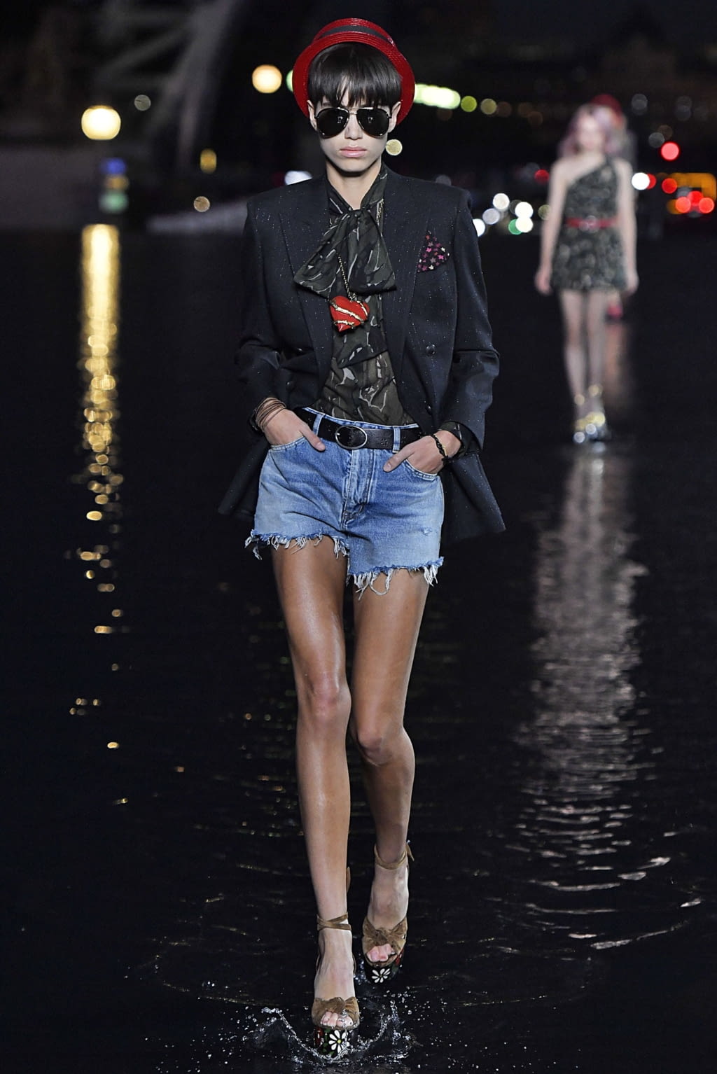 Fashion Week Paris Spring/Summer 2019 look 22 from the Saint Laurent collection 女装