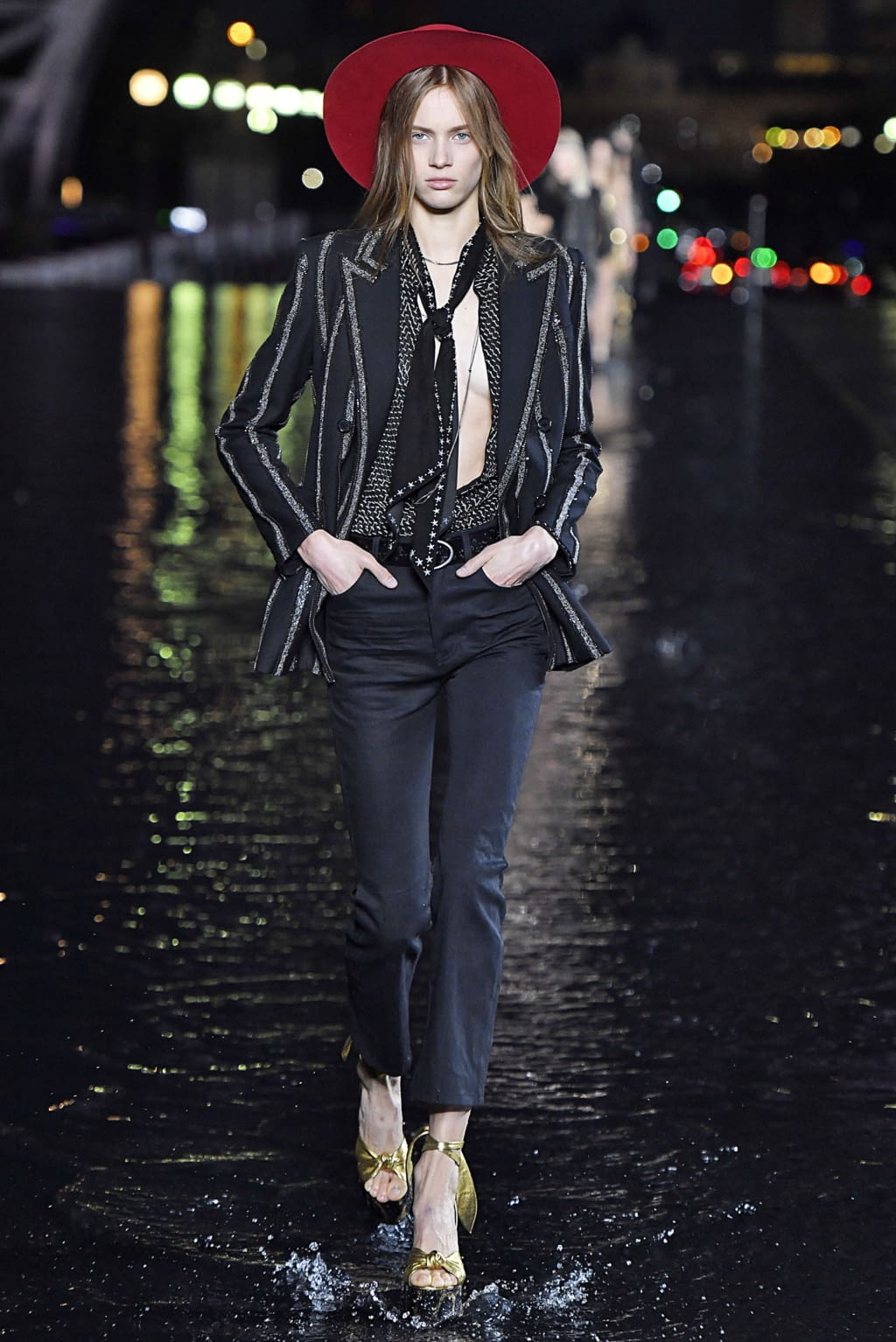Fashion Week Paris Spring/Summer 2019 look 32 from the Saint Laurent collection 女装