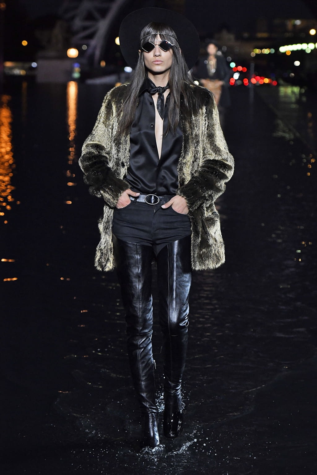 Fashion Week Paris Spring/Summer 2019 look 39 from the Saint Laurent collection 女装