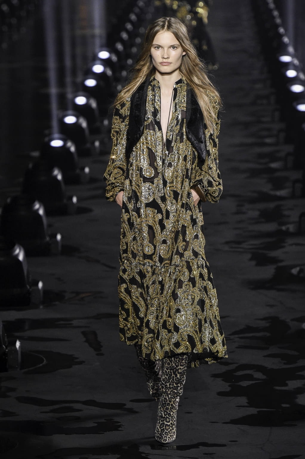 Fashion Week Paris Spring/Summer 2020 look 31 from the Saint Laurent collection 女装