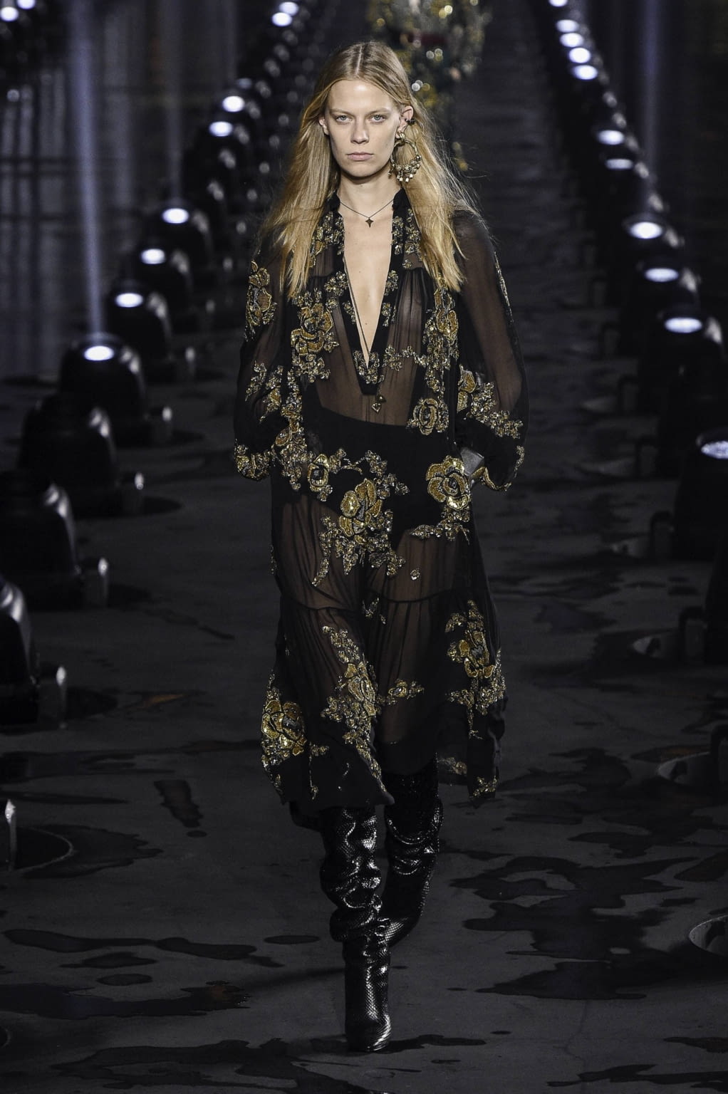 Fashion Week Paris Spring/Summer 2020 look 32 from the Saint Laurent collection 女装