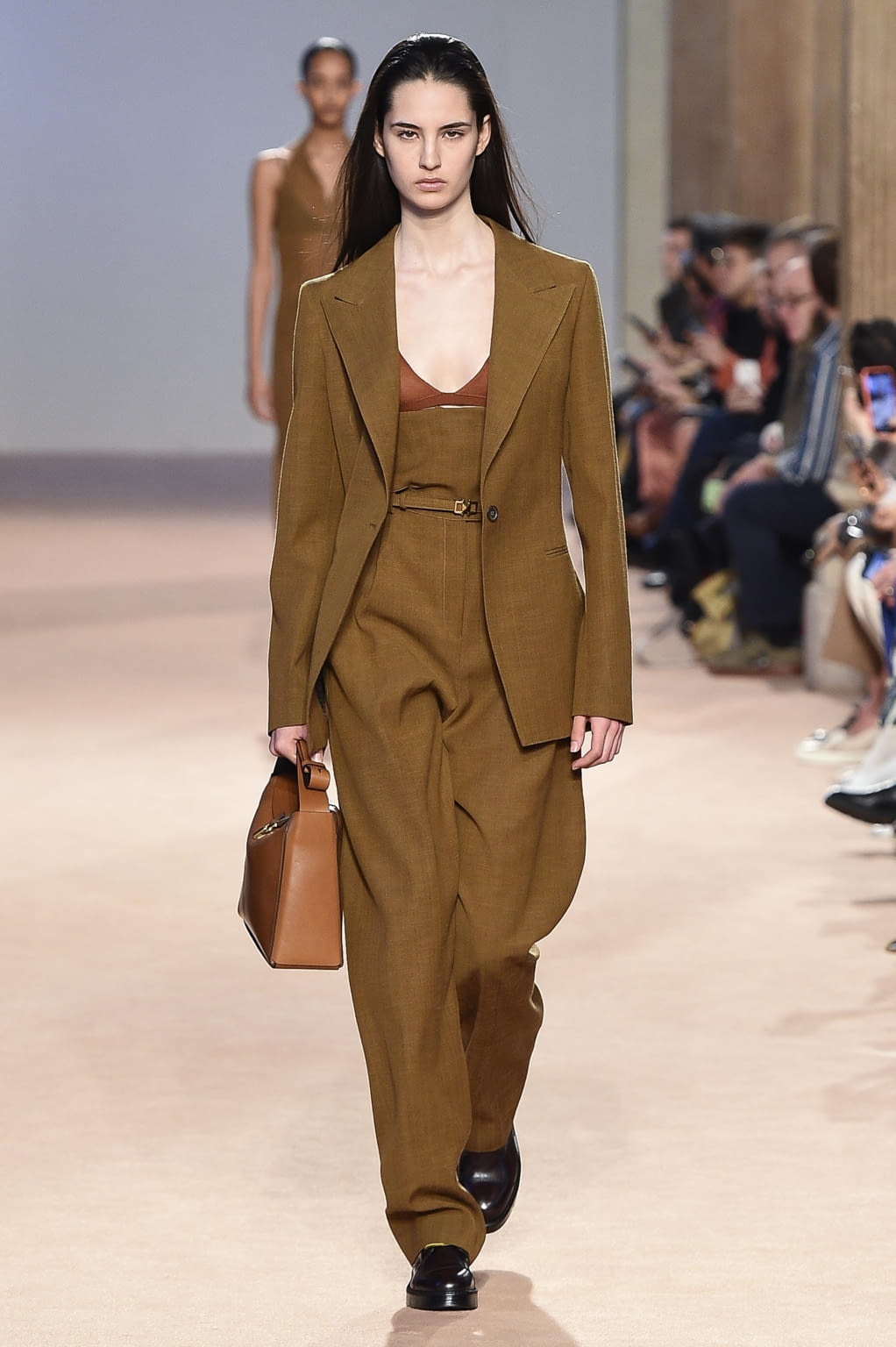 Fashion Week Milan Fall/Winter 2020 look 2 from the Ferragamo collection 女装