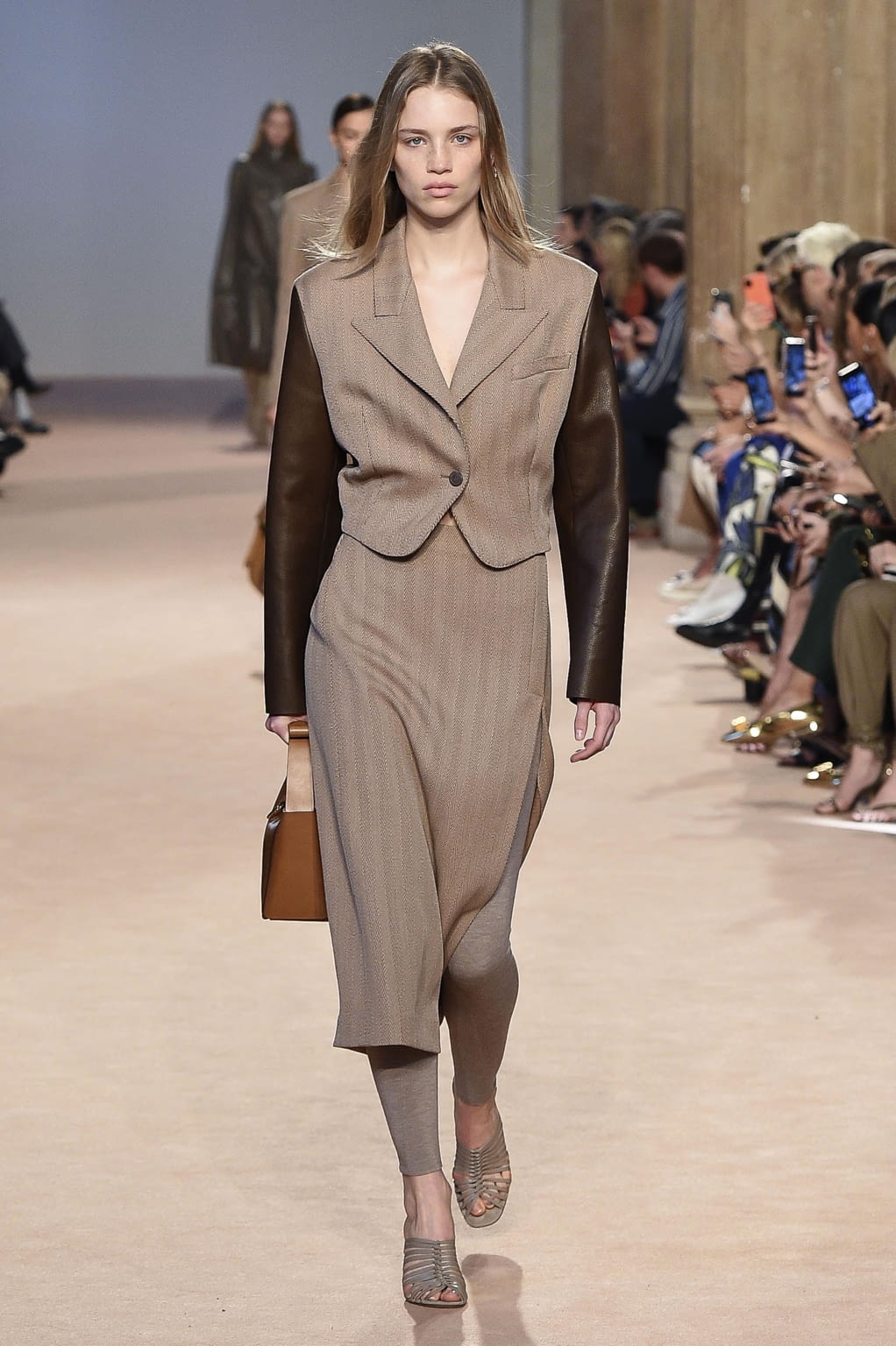 Fashion Week Milan Fall/Winter 2020 look 10 from the Ferragamo collection 女装