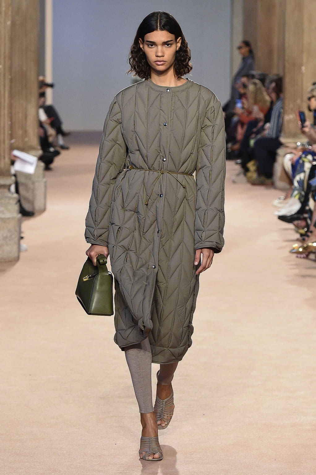 Fashion Week Milan Fall/Winter 2020 look 14 from the Ferragamo collection 女装