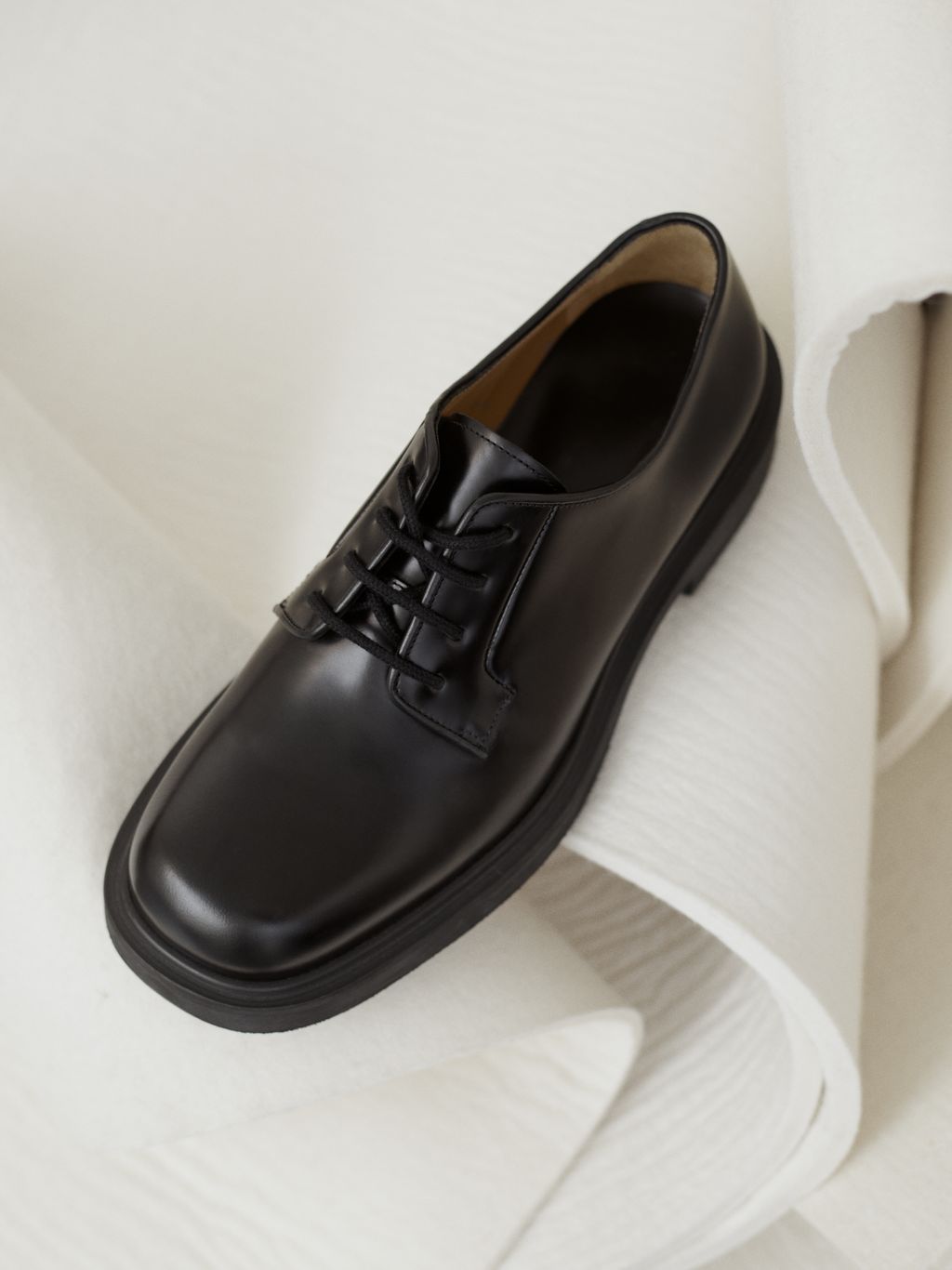 Fashion Week Paris Fall/Winter 2024 look 14 from the Sandro collection womenswear accessories