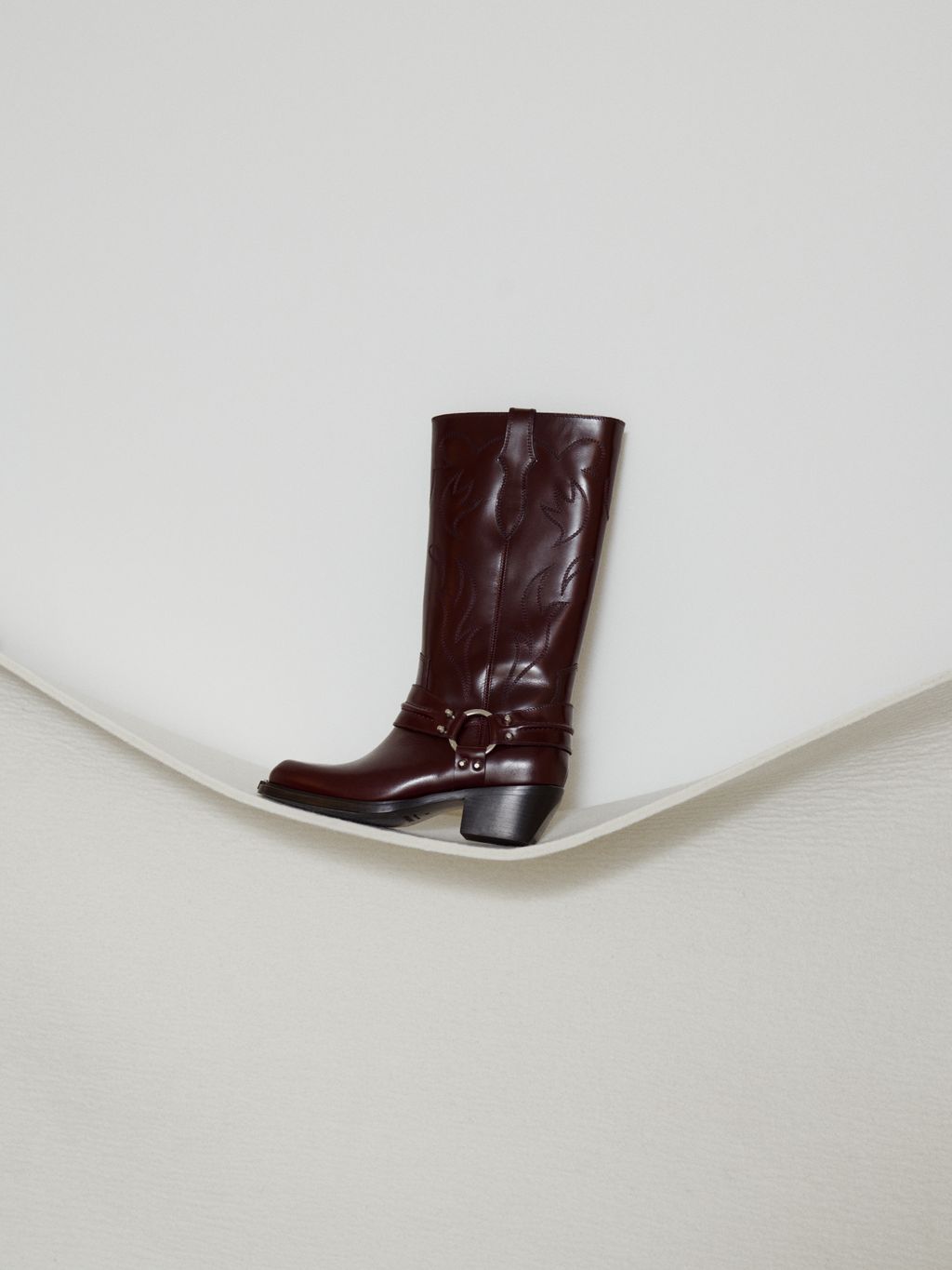 Fashion Week Paris Fall/Winter 2024 look 16 from the Sandro collection womenswear accessories