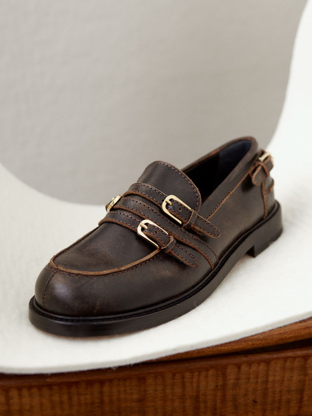 Fashion Week Paris Fall/Winter 2024 look 17 from the Sandro collection womenswear accessories