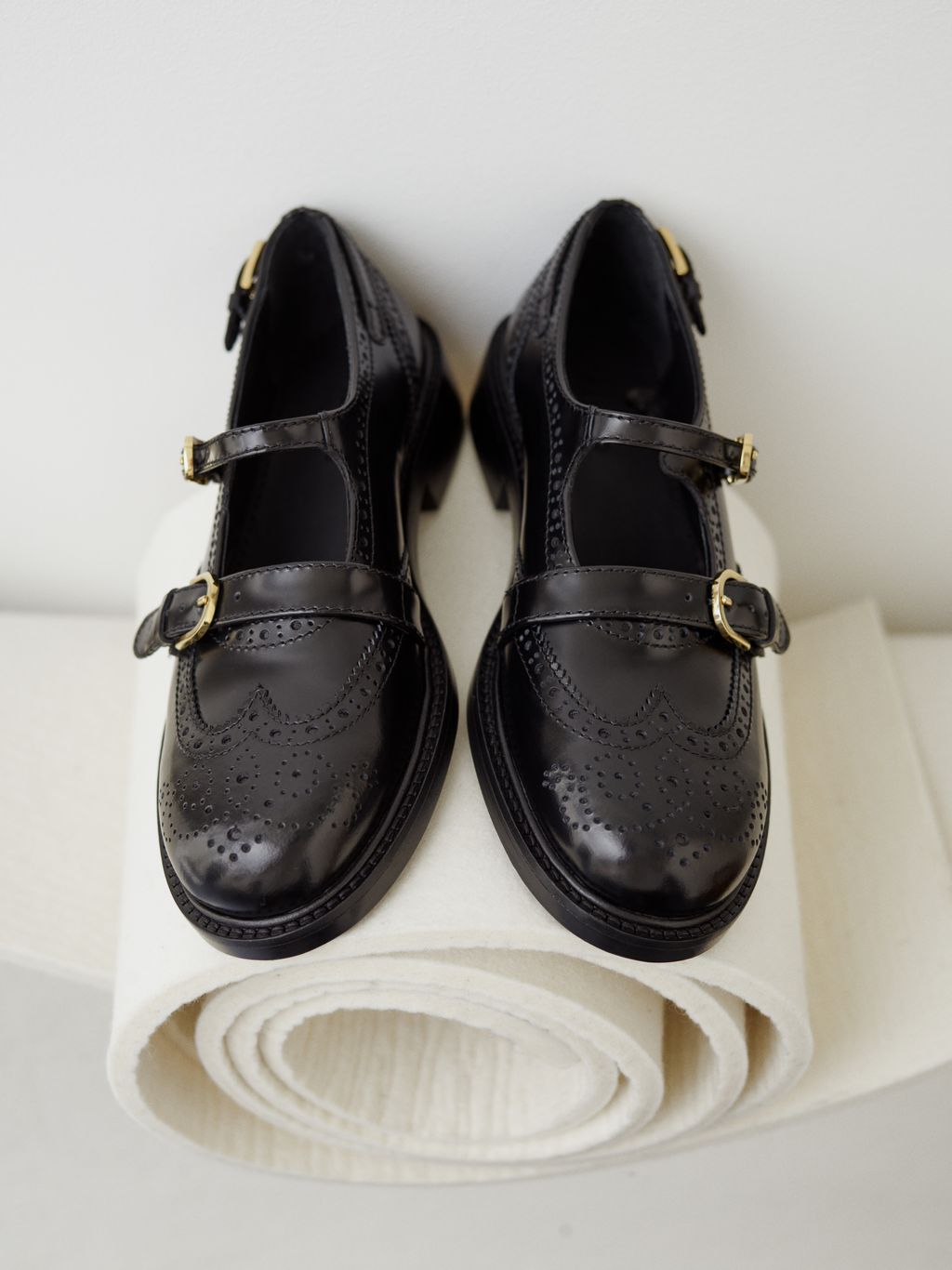 Fashion Week Paris Fall/Winter 2024 look 19 from the Sandro collection womenswear accessories