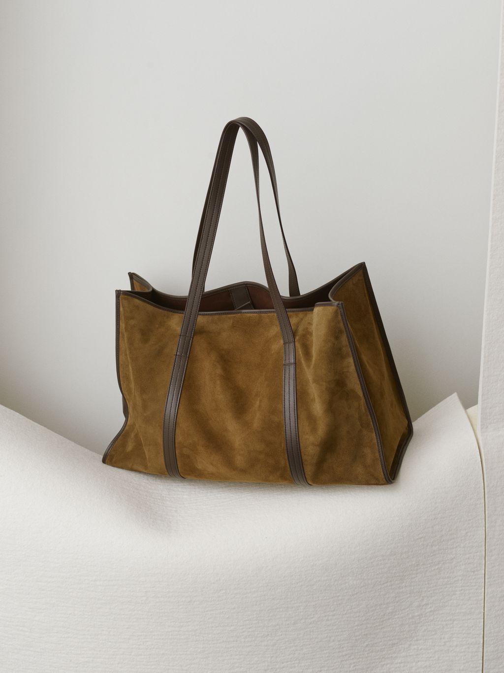 Fashion Week Paris Fall/Winter 2024 look 12 from the Sandro collection womenswear accessories