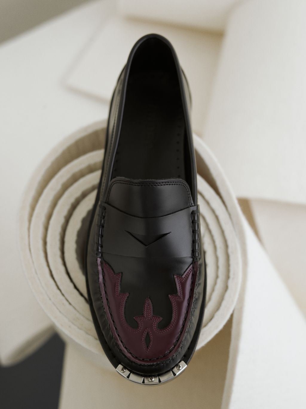 Fashion Week Paris Fall/Winter 2024 look 26 from the Sandro collection 女装配饰