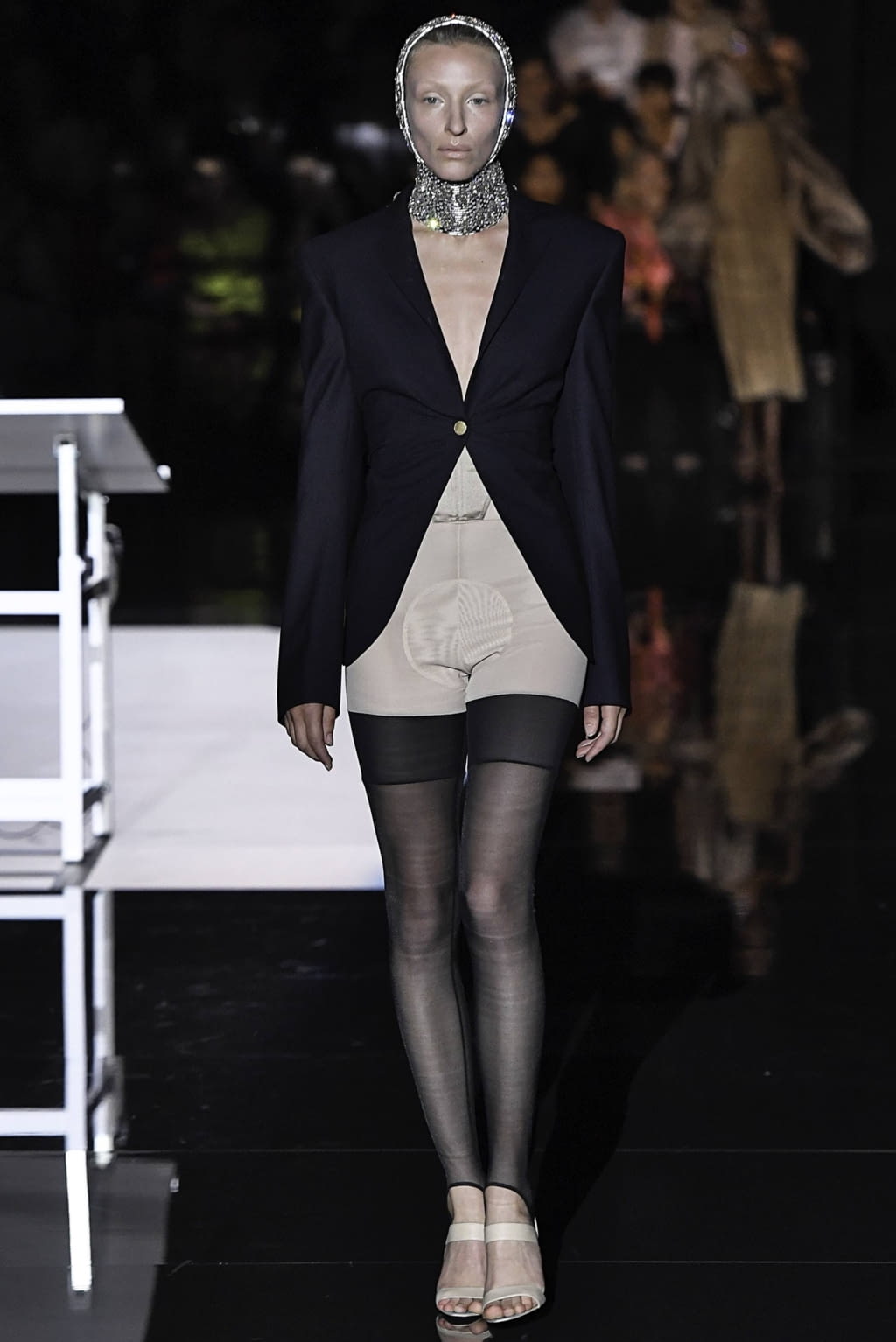 Fashion Week Paris Fall/Winter 2019 look 1 de la collection Schiaparelli couture