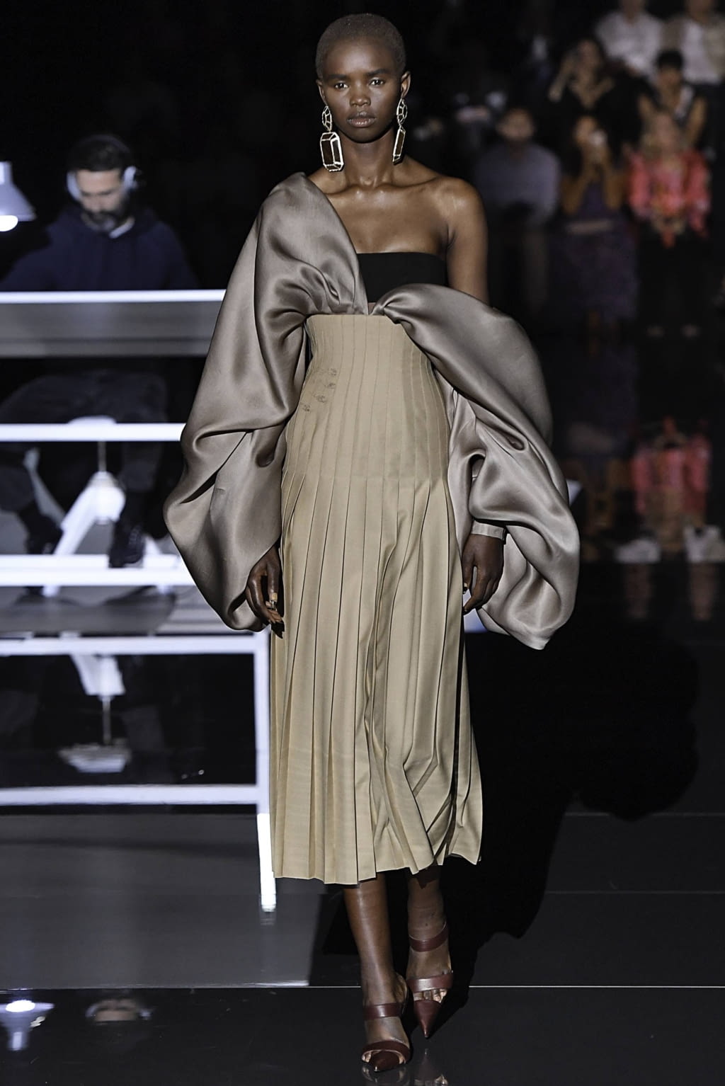 Fashion Week Paris Fall/Winter 2019 look 2 de la collection Schiaparelli couture