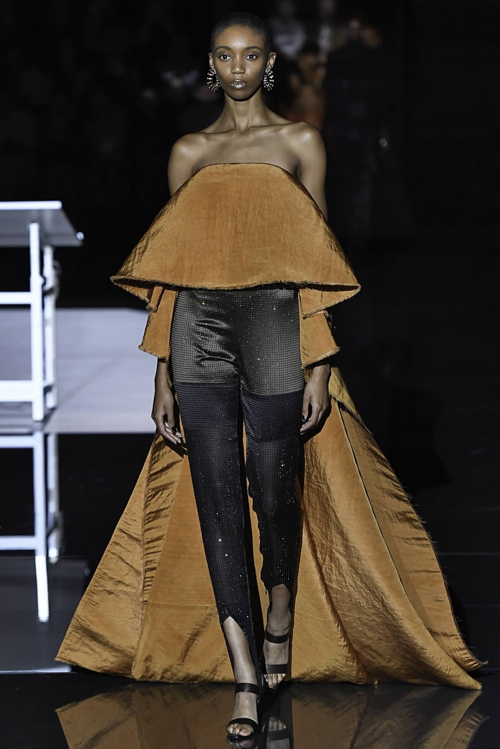 Fashion Week Paris Fall/Winter 2019 look 4 de la collection Schiaparelli couture