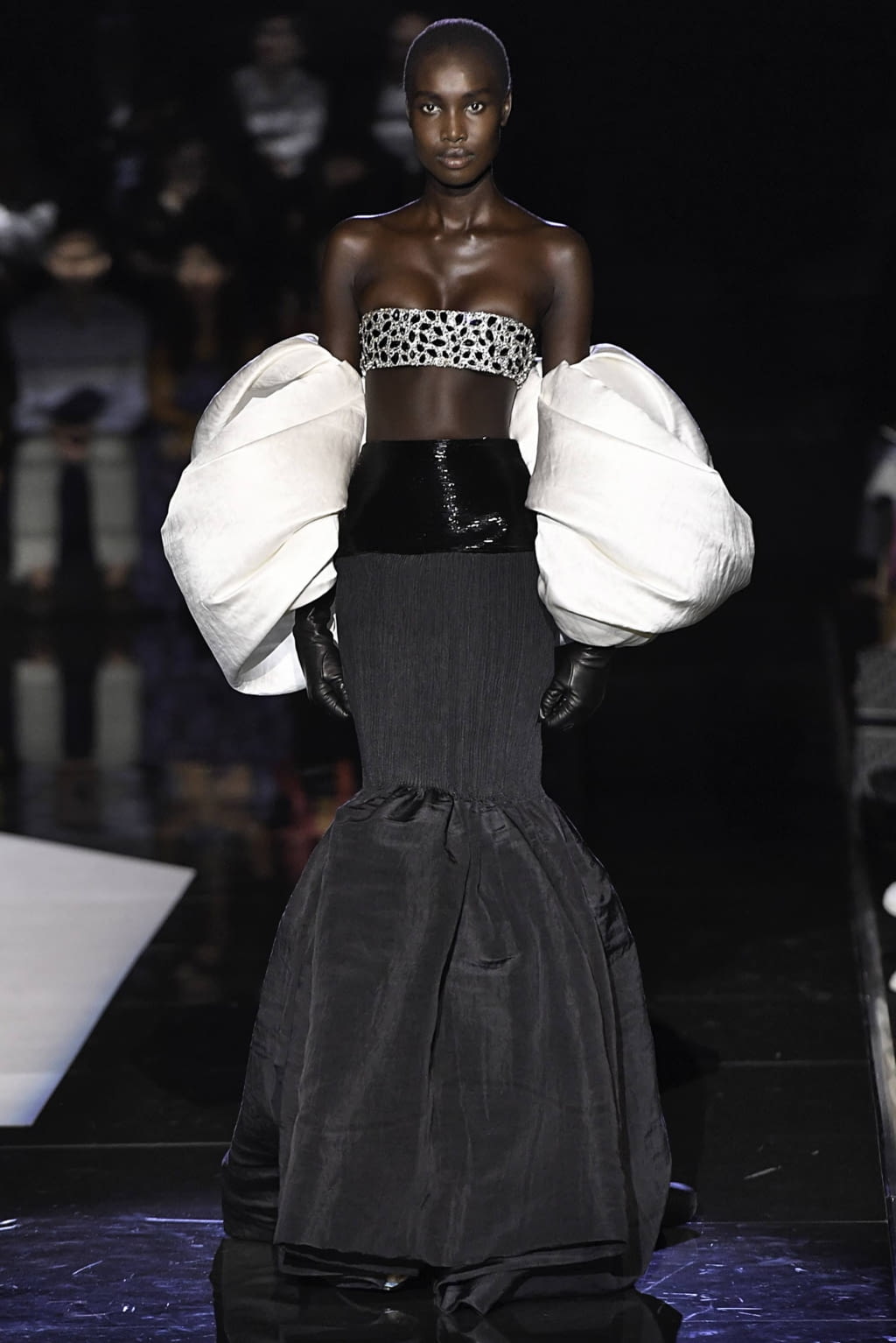 Fashion Week Paris Fall/Winter 2019 look 10 de la collection Schiaparelli couture