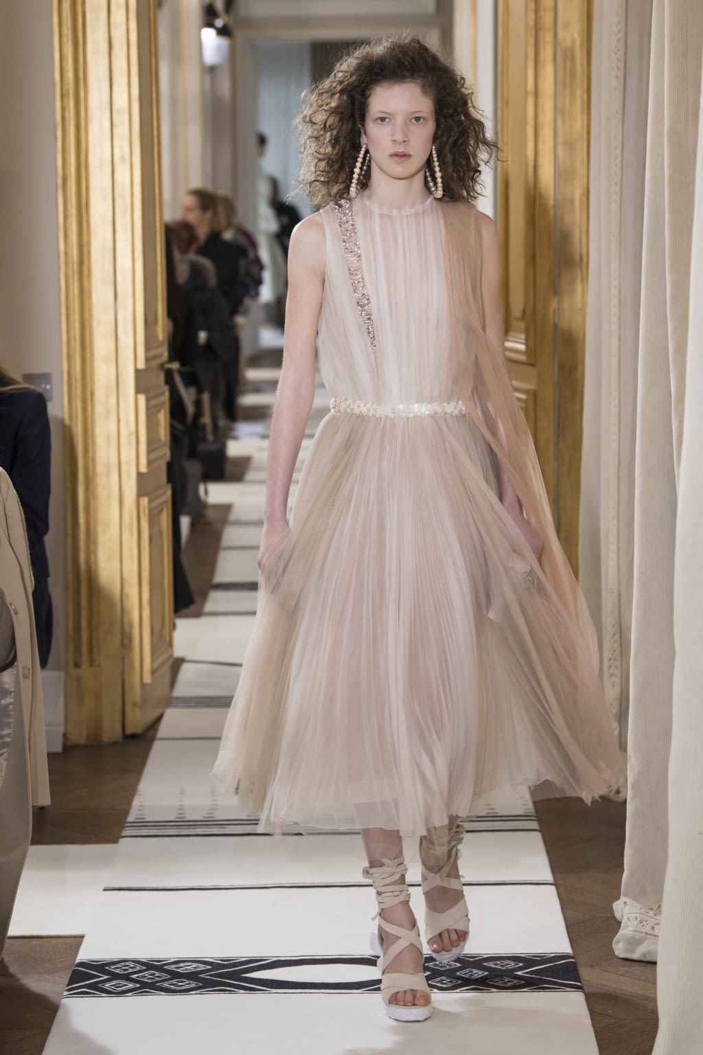 Fashion Week Paris Spring/Summer 2018 look 15 from the Schiaparelli collection couture