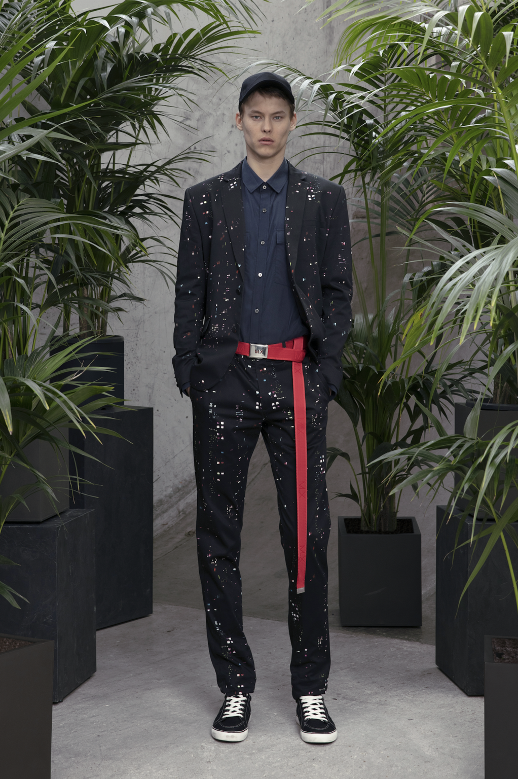 Fashion Week Paris Spring/Summer 2019 look 16 from the M.X PARIS collection 男装