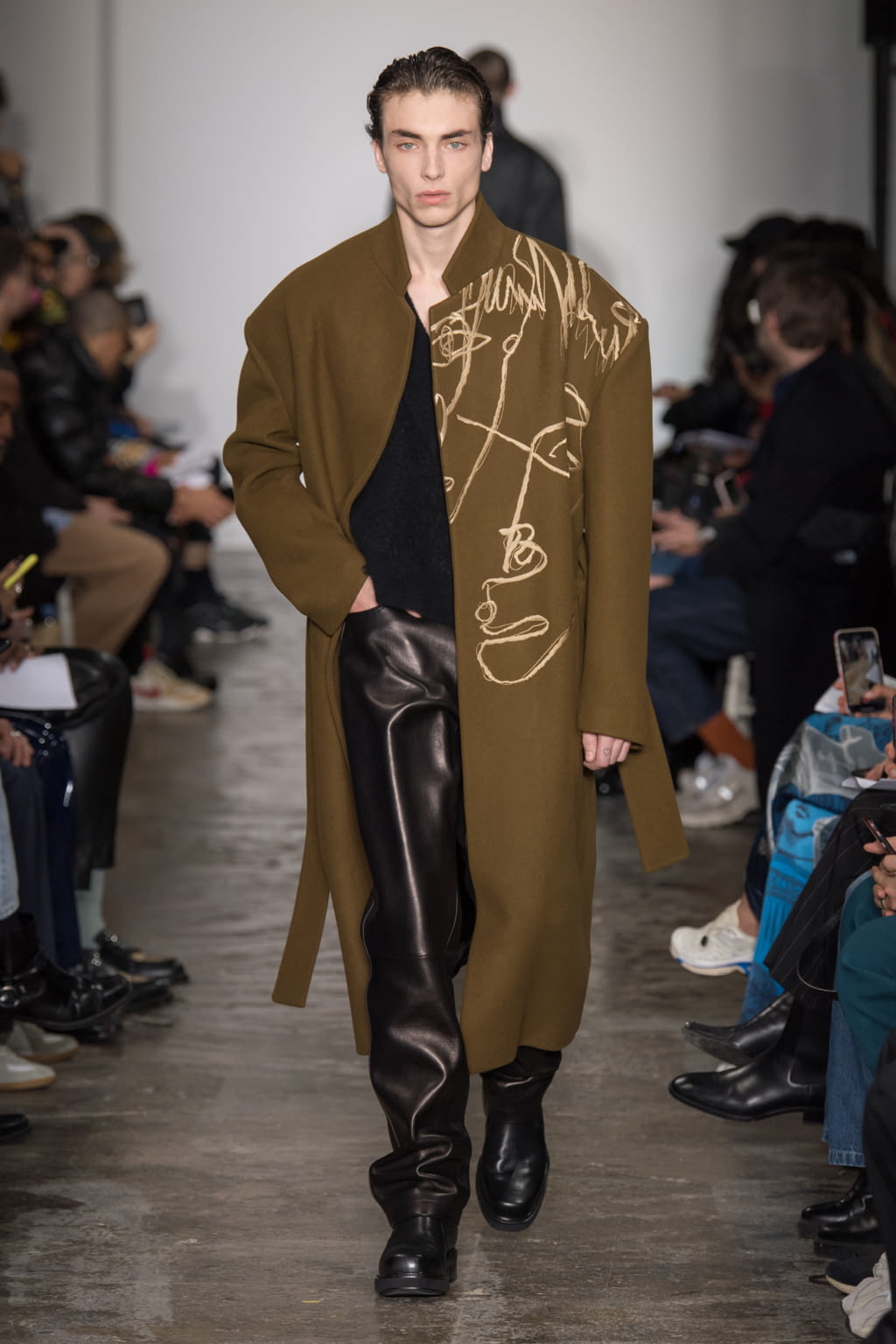 Fashion Week Paris Fall/Winter 2020 look 23 from the Sean Suen collection 男装