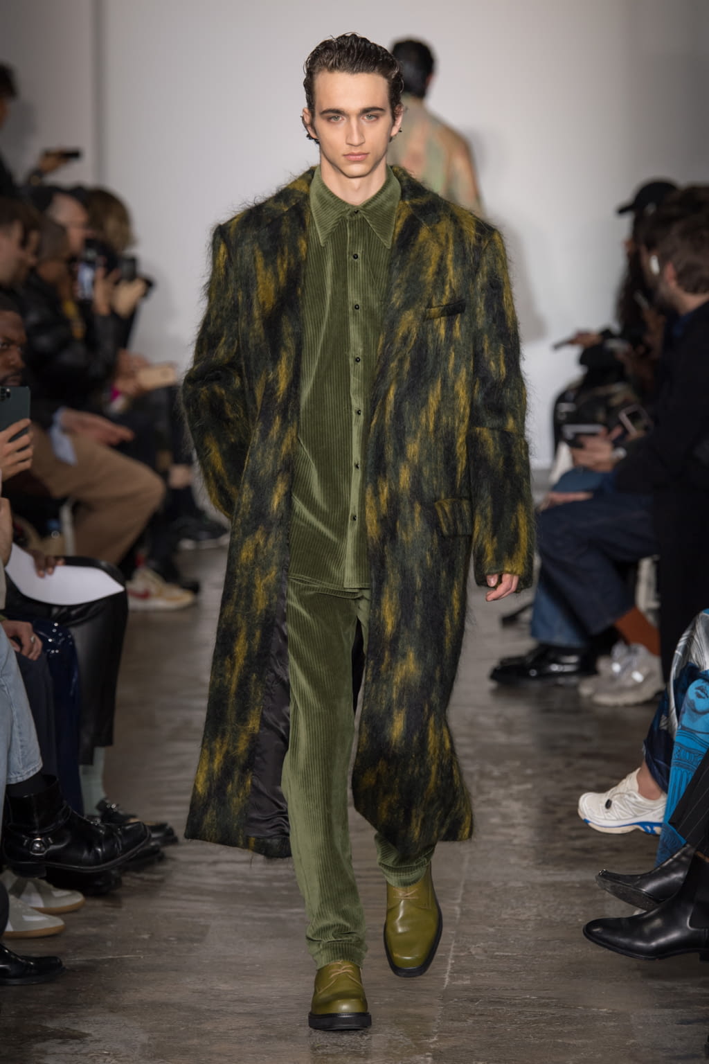 Fashion Week Paris Fall/Winter 2020 look 29 from the Sean Suen collection 男装