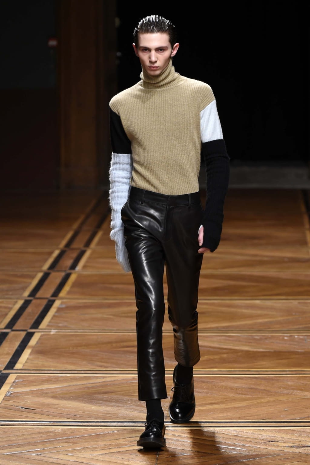 Fashion Week Paris Fall/Winter 2018 look 8 from the Sean Suen collection 男装