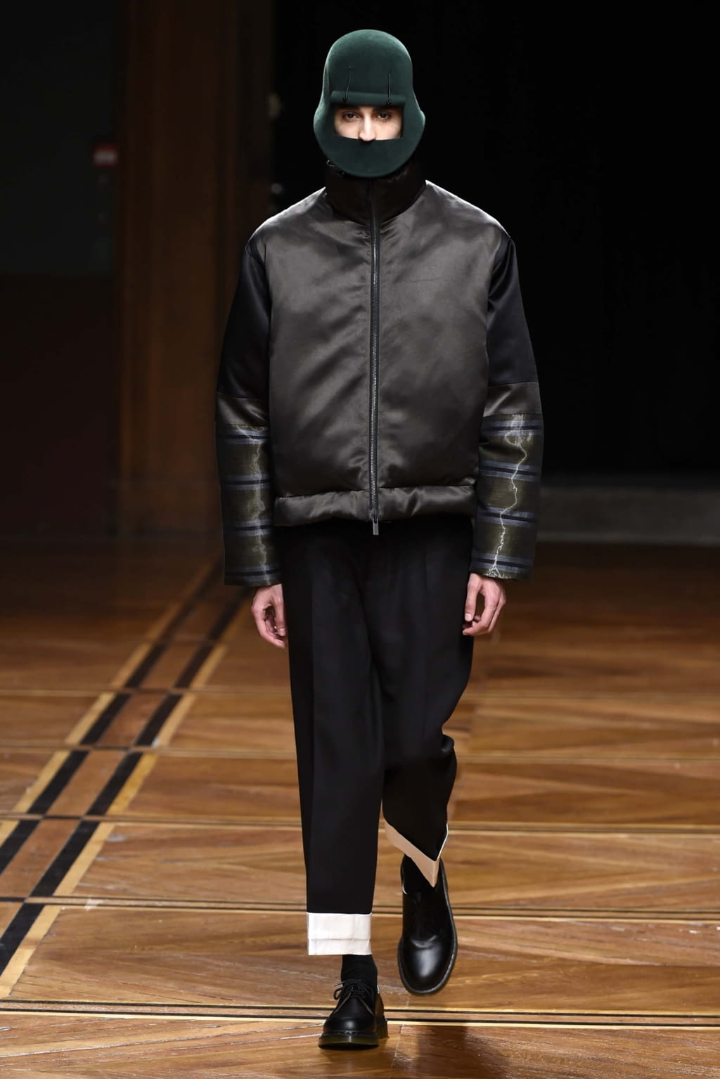 Fashion Week Paris Fall/Winter 2018 look 19 from the Sean Suen collection 男装