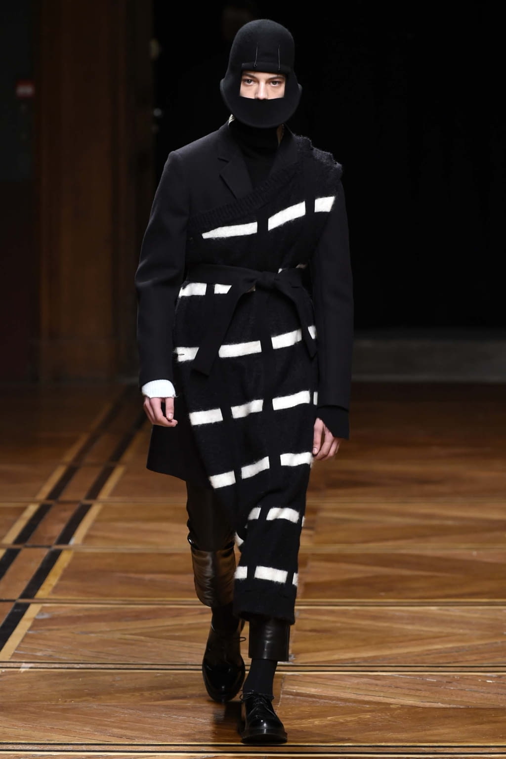 Fashion Week Paris Fall/Winter 2018 look 30 from the Sean Suen collection 男装