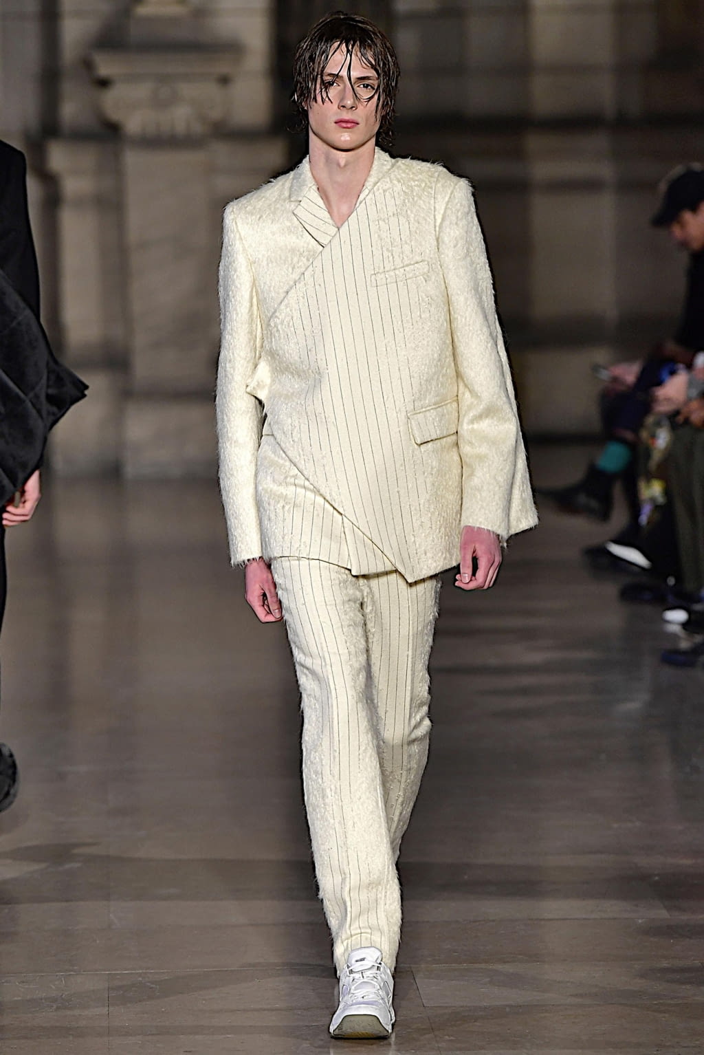 Fashion Week Paris Fall/Winter 2019 look 3 from the Sean Suen collection 男装