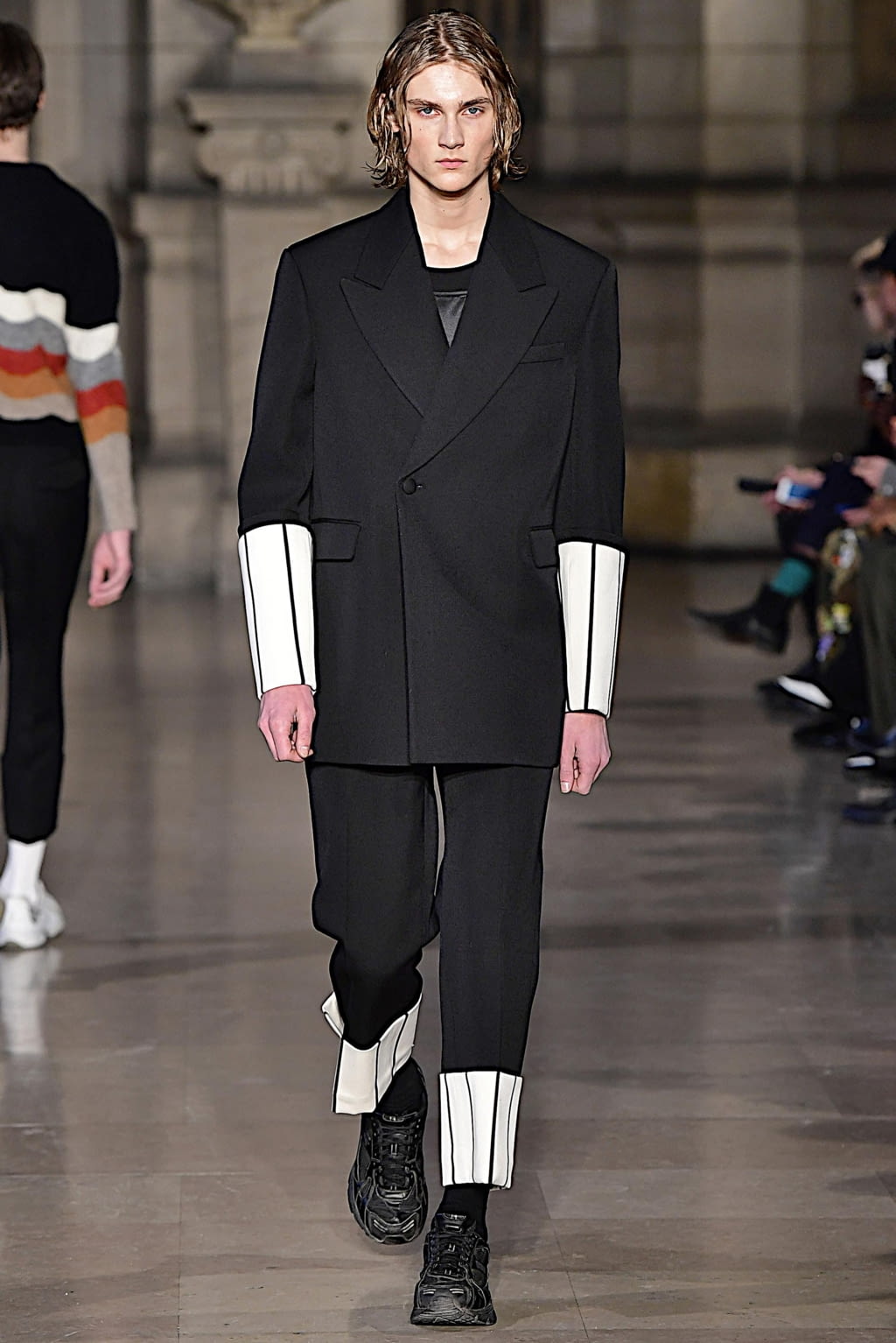 Fashion Week Paris Fall/Winter 2019 look 13 from the Sean Suen collection 男装