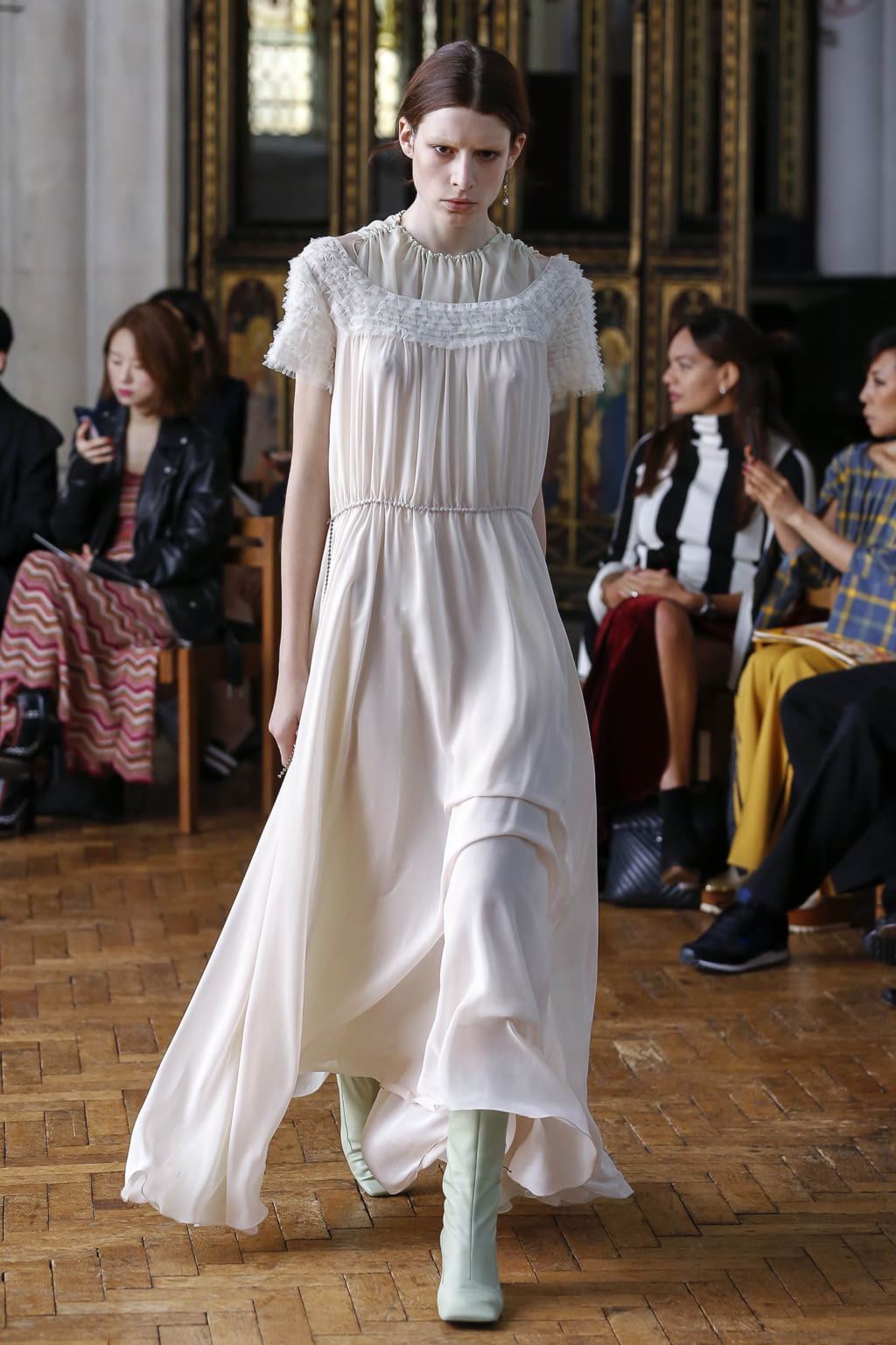 Fashion Week London Spring/Summer 2018 look 28 from the Sharon Wauchob collection 女装