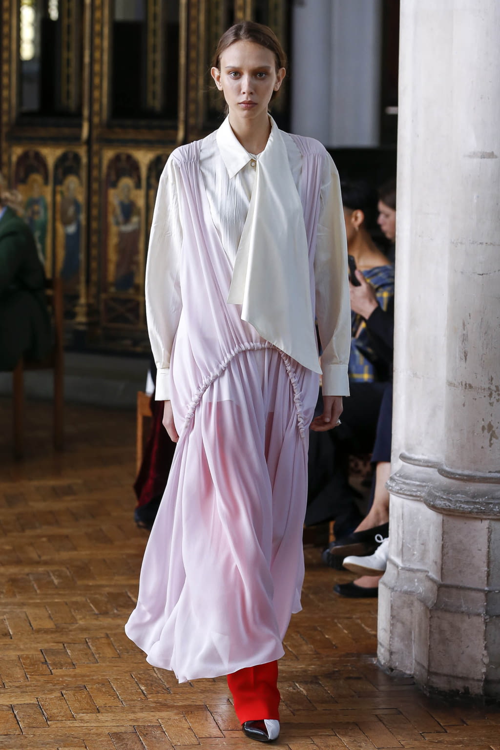 Fashion Week London Spring/Summer 2018 look 31 from the Sharon Wauchob collection 女装