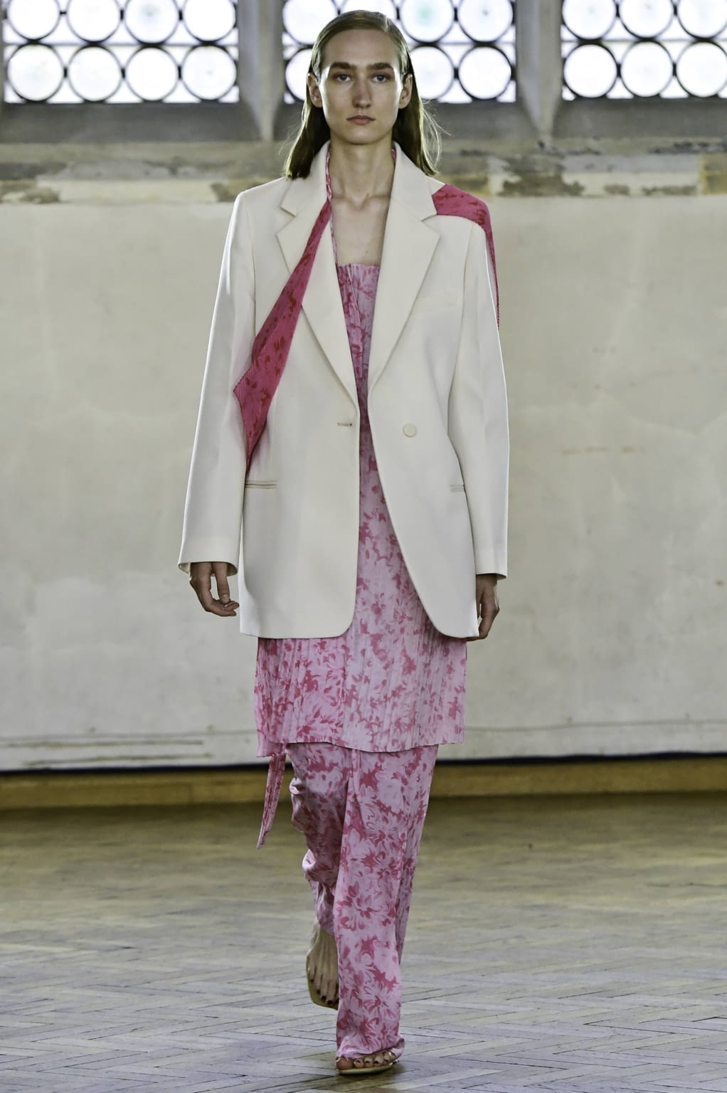 Fashion Week London Spring/Summer 2020 look 24 from the Sharon Wauchob collection 女装