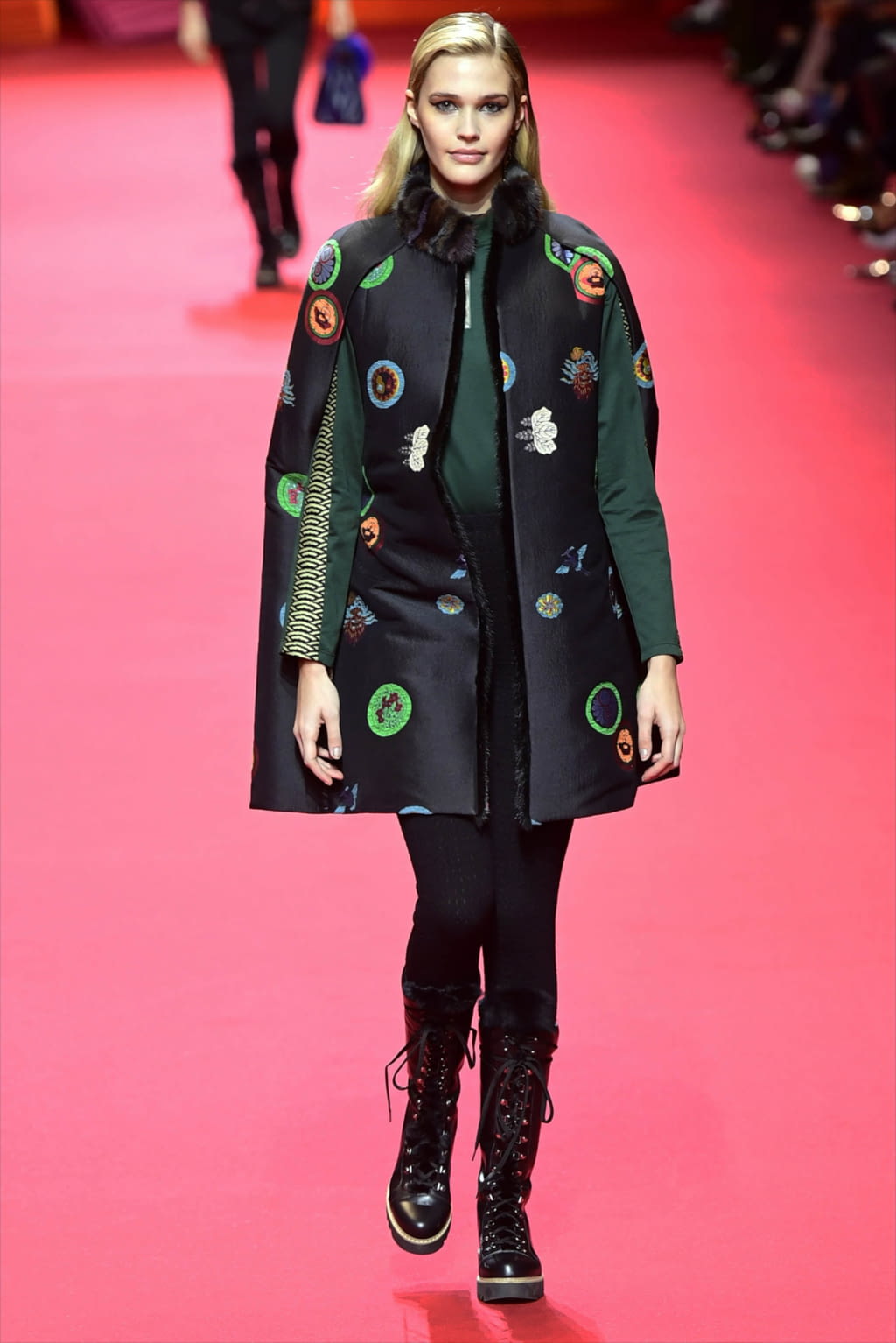 Fashion Week Paris Fall/Winter 2017 look 1 de la collection Shiatzy Chen womenswear