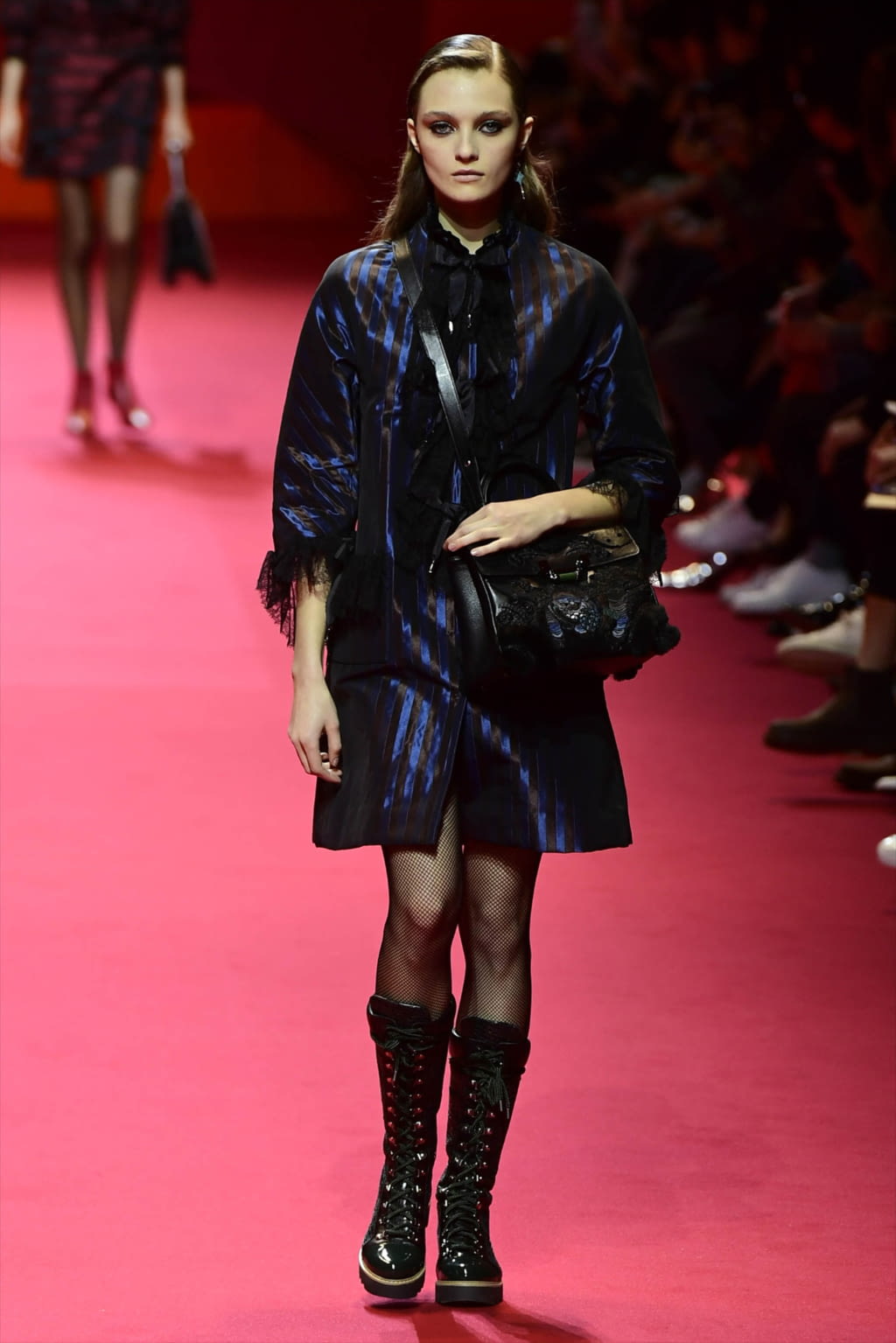 Fashion Week Paris Fall/Winter 2017 look 18 de la collection Shiatzy Chen womenswear