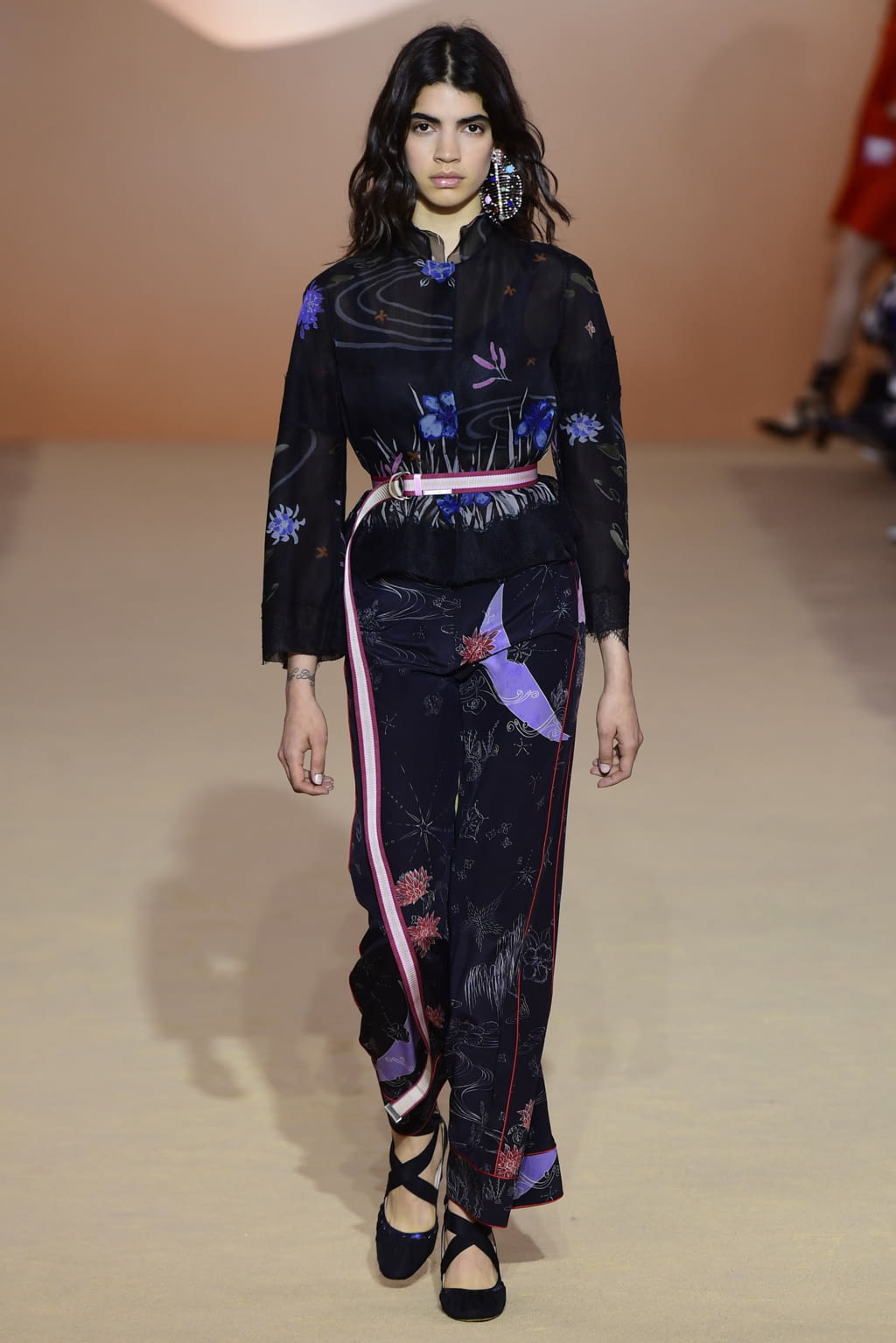 Fashion Week Paris Spring/Summer 2018 look 10 from the Shiatzy Chen collection 女装