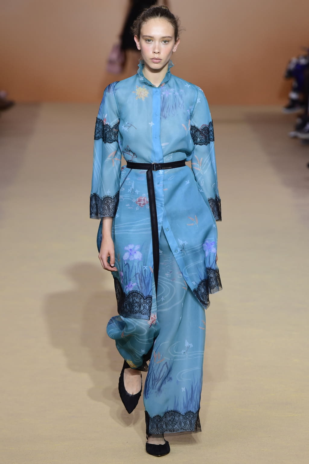 Fashion Week Paris Spring/Summer 2018 look 39 from the Shiatzy Chen collection 女装