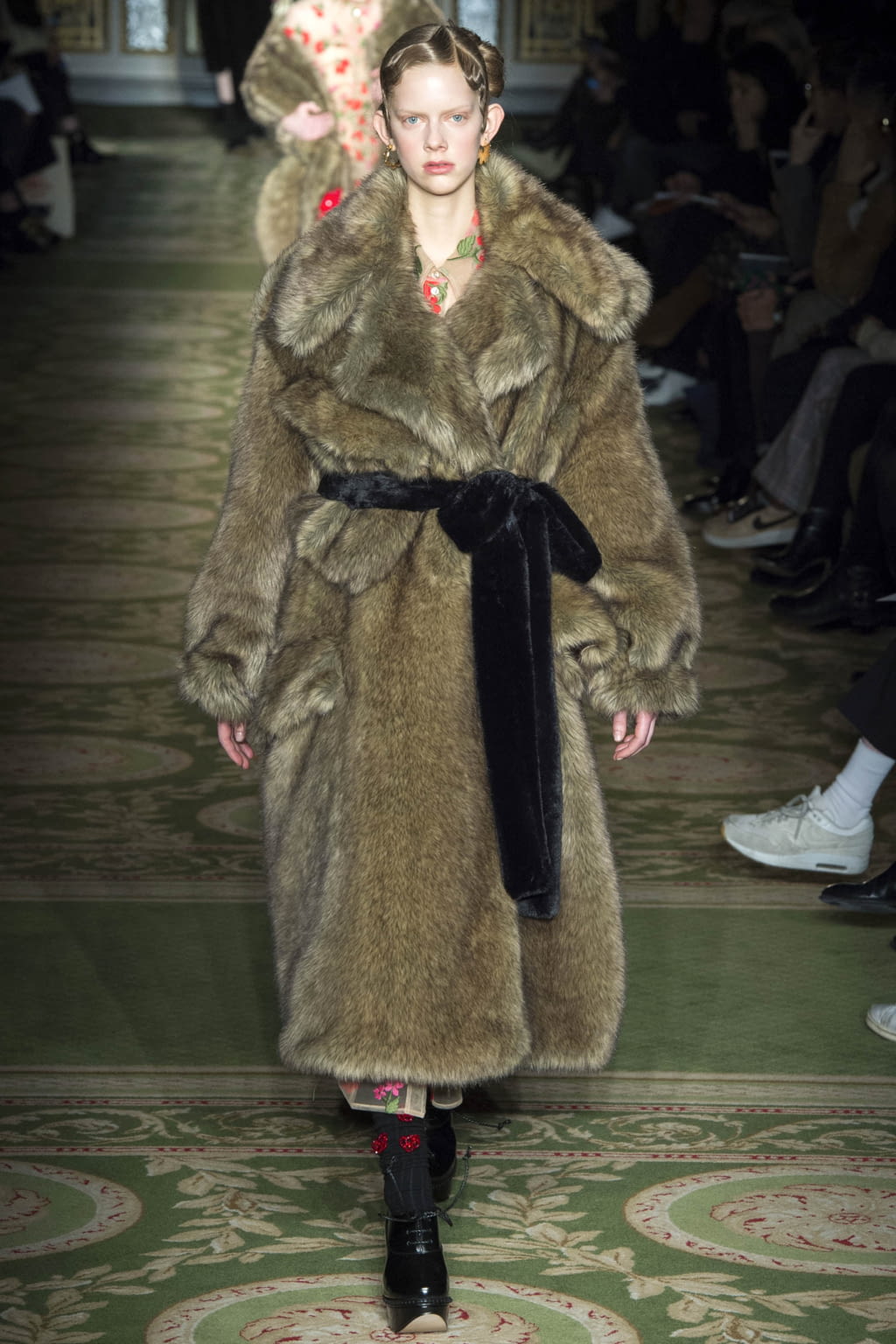Fashion Week London Fall/Winter 2017 look 19 from the Simone Rocha collection 女装