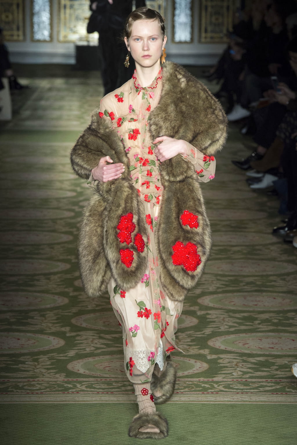 Fashion Week London Fall/Winter 2017 look 20 from the Simone Rocha collection 女装